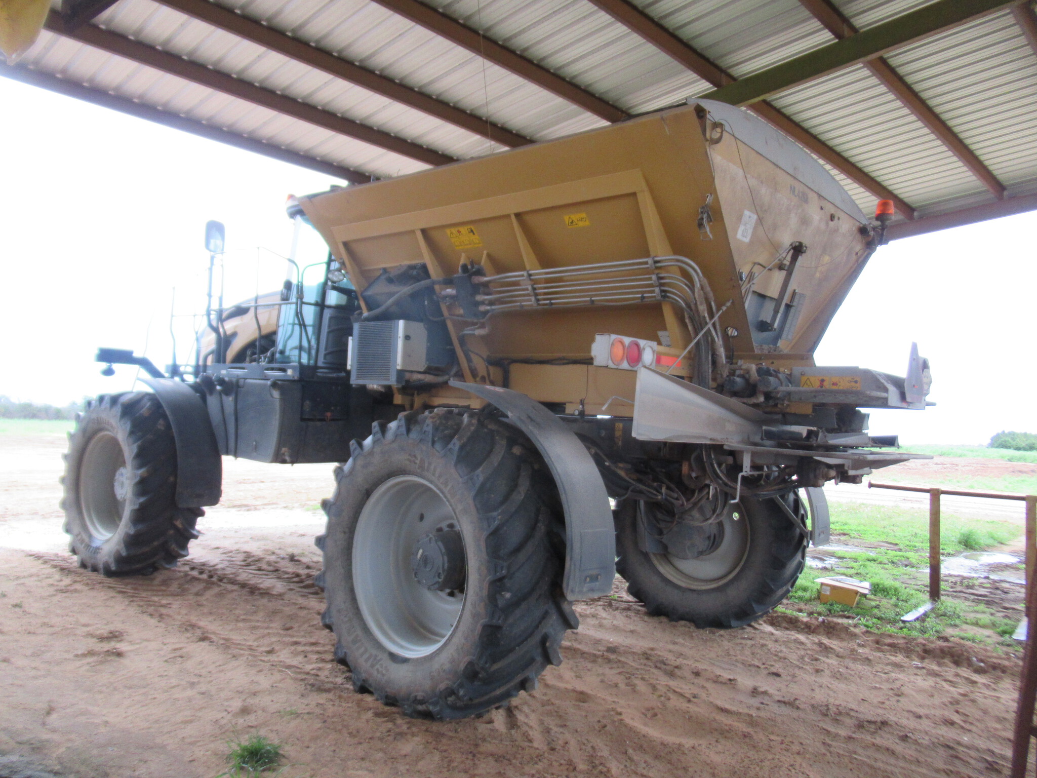 2020 RoGator RG1100C Image 3