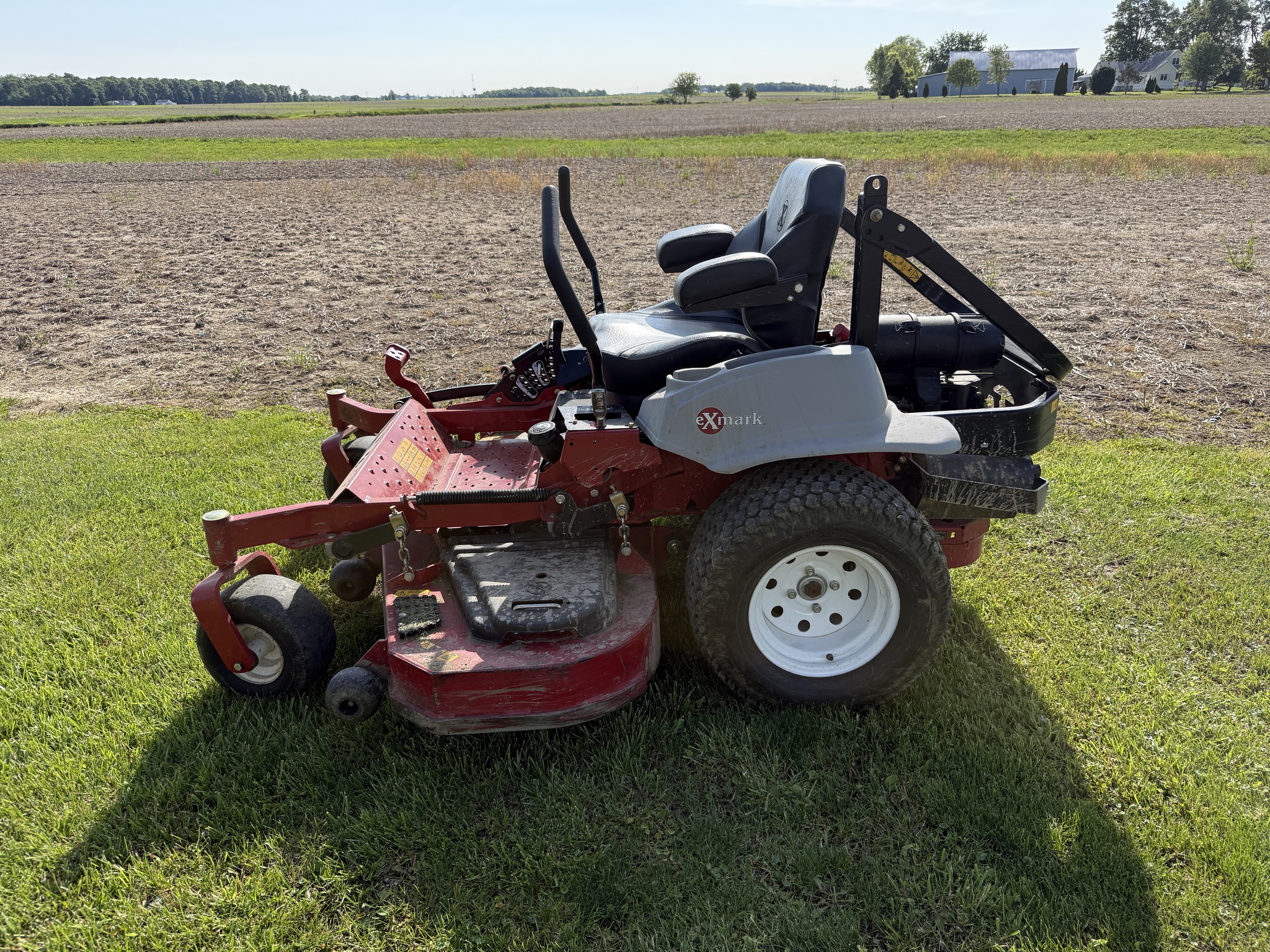 2021 Exmark LZE742GKC Image 3