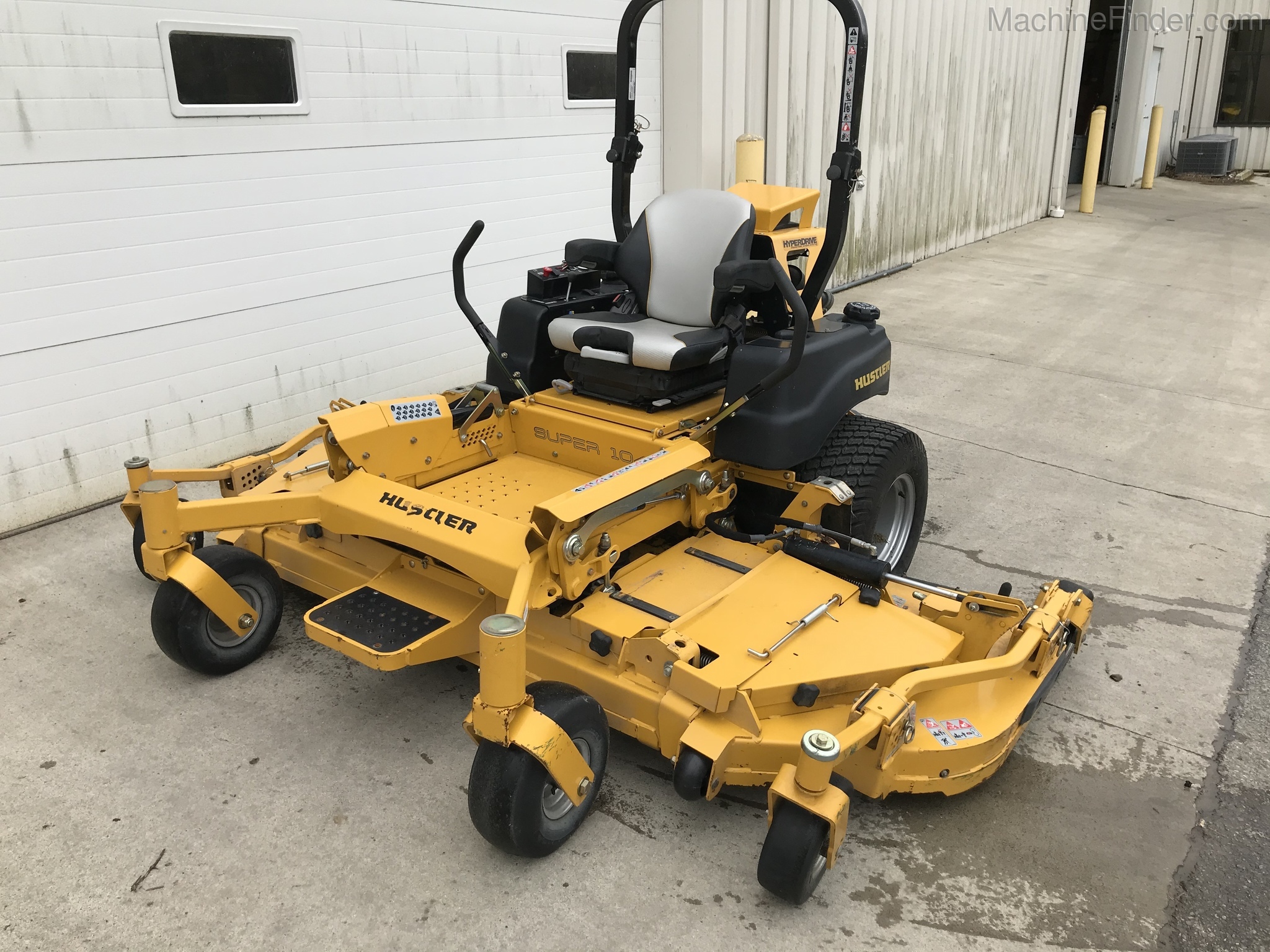 2017 Hustler SUPER 104 Image 1