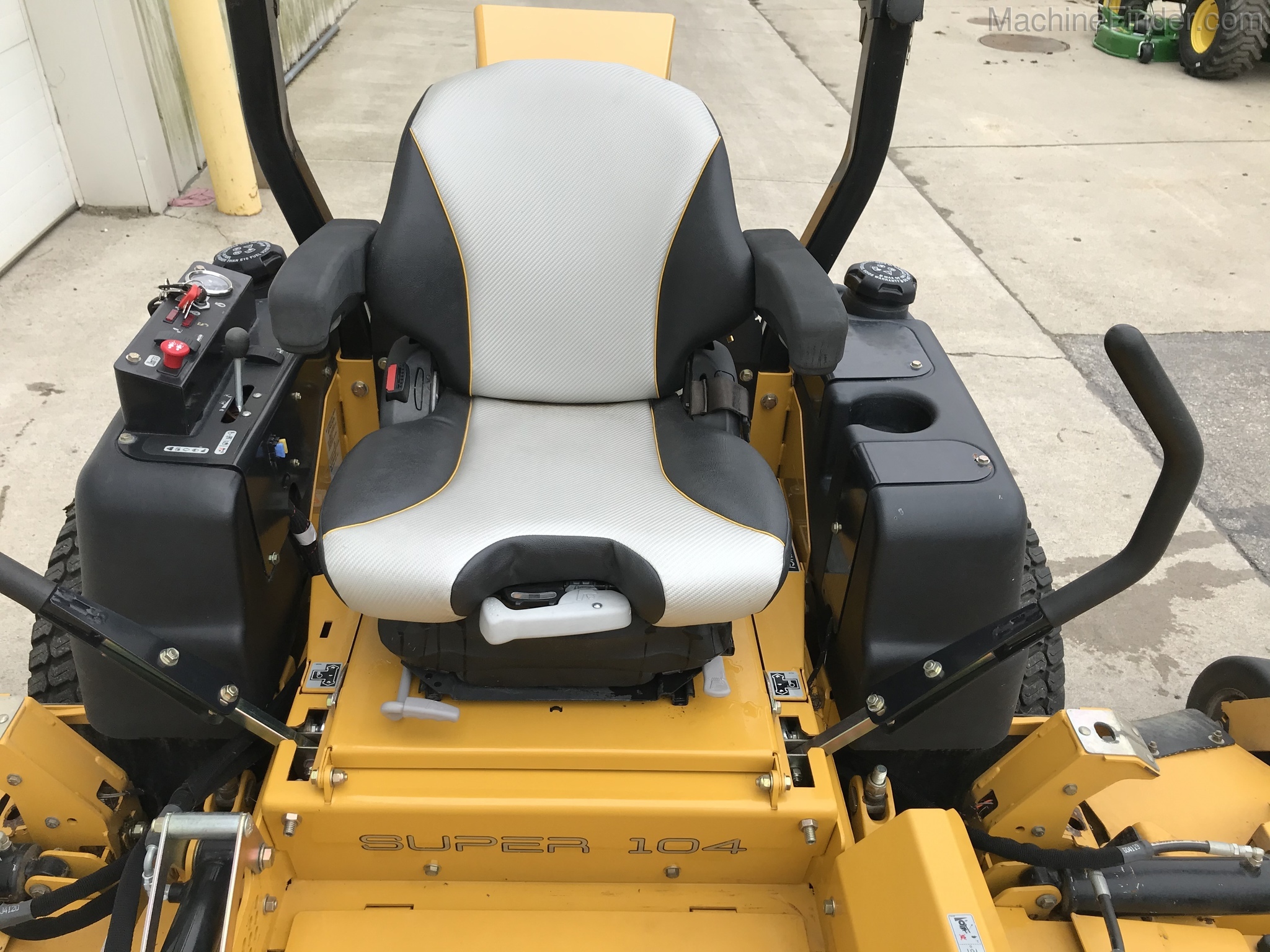 2017 Hustler SUPER 104 Image 9