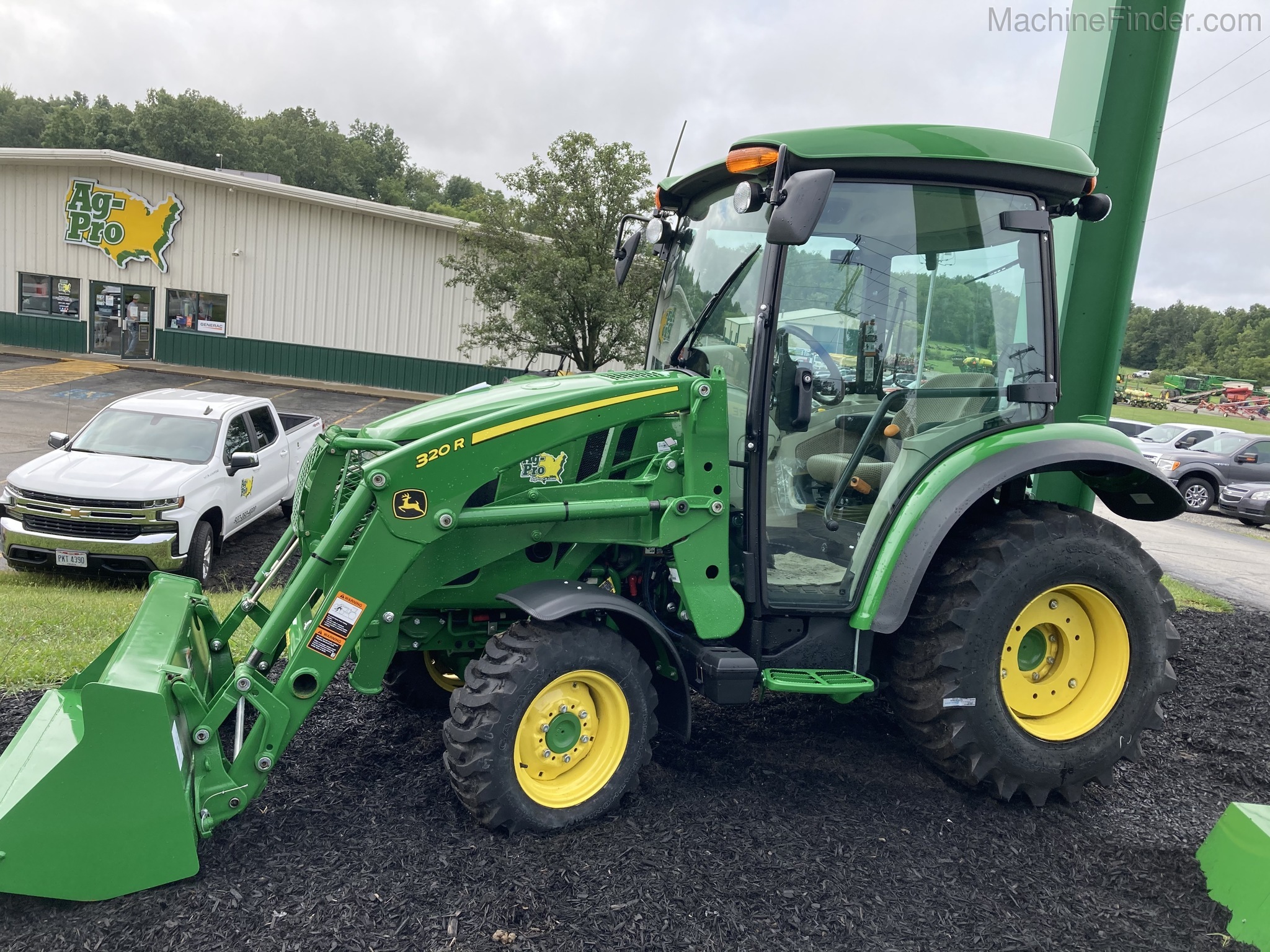 2019 John Deere 3046R Image 2