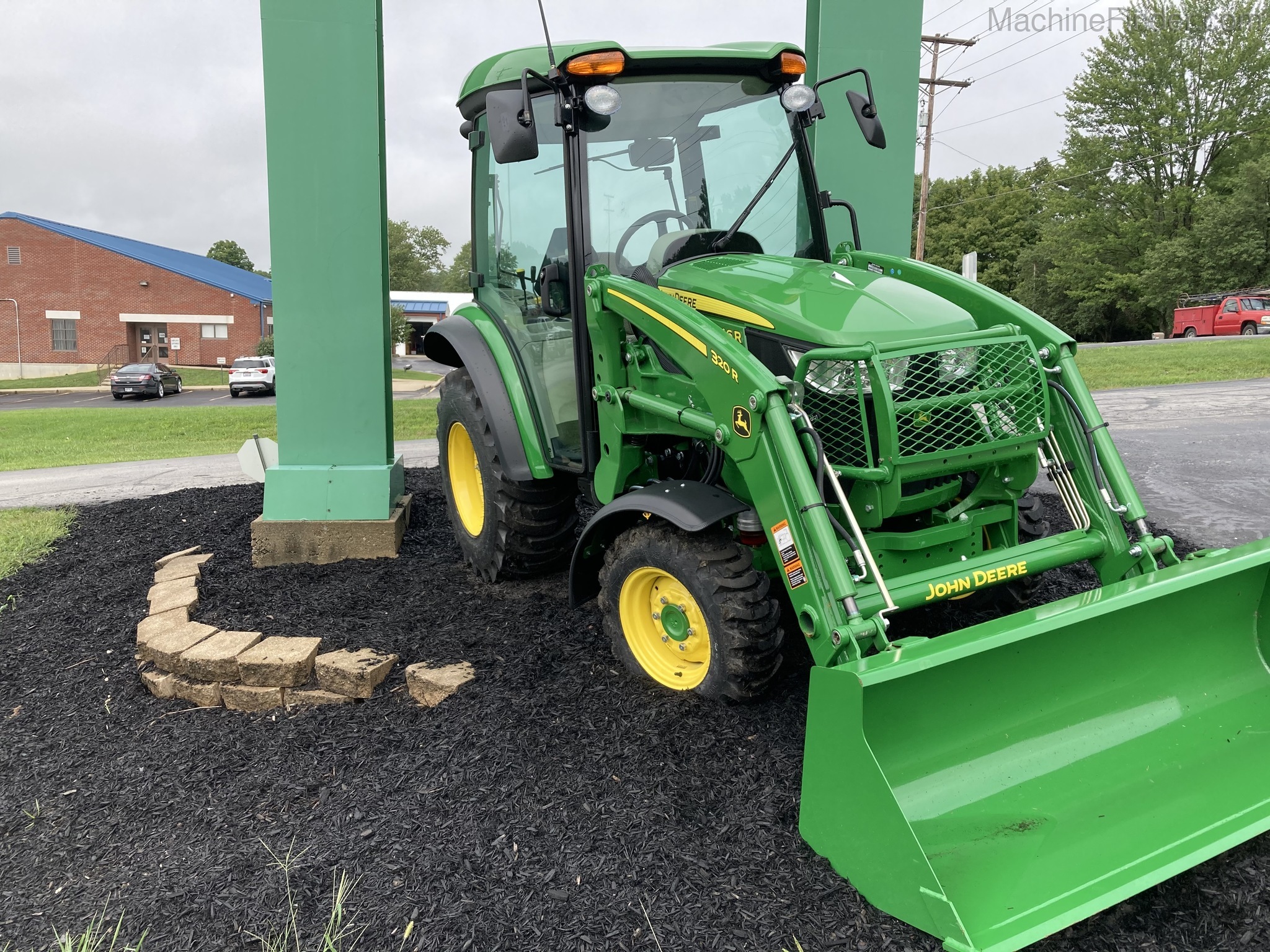 2019 John Deere 3046R Image 3