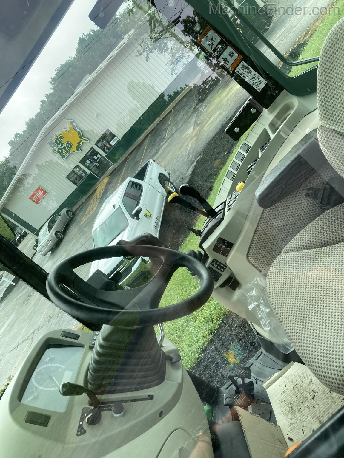 2019 John Deere 3046R Image 6