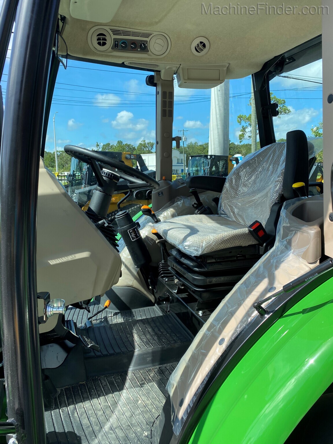 2021 John Deere 5055E Image 4