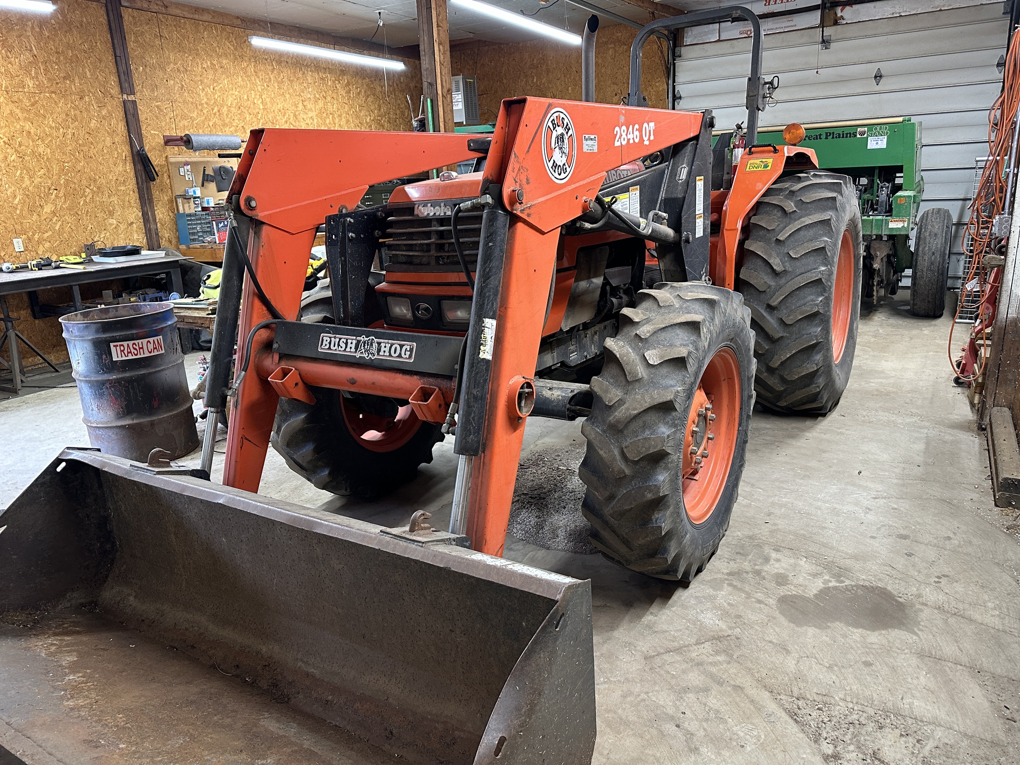 2000 Kubota M9000 Image 4