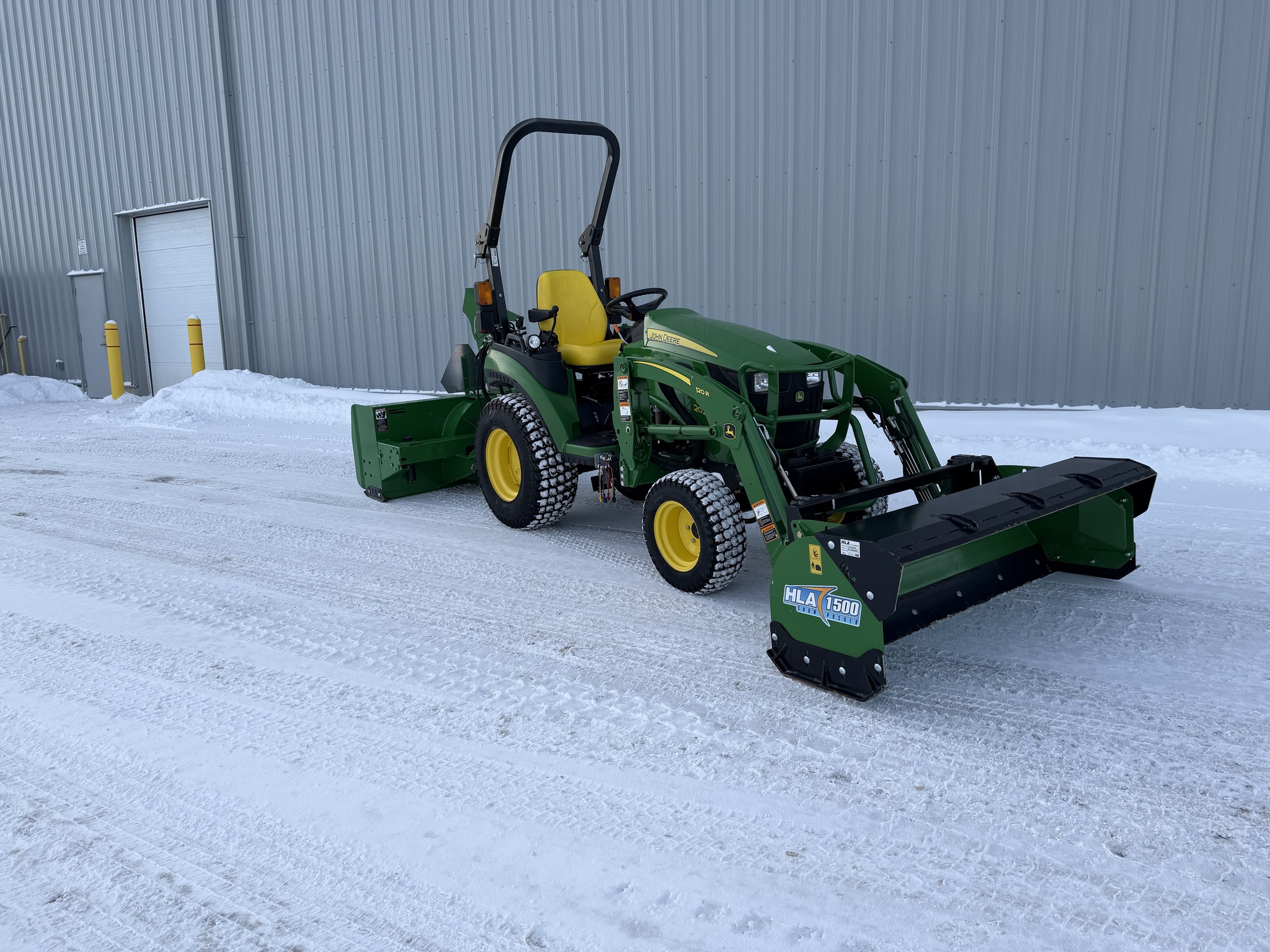 2019 John Deere 2025R Image 2