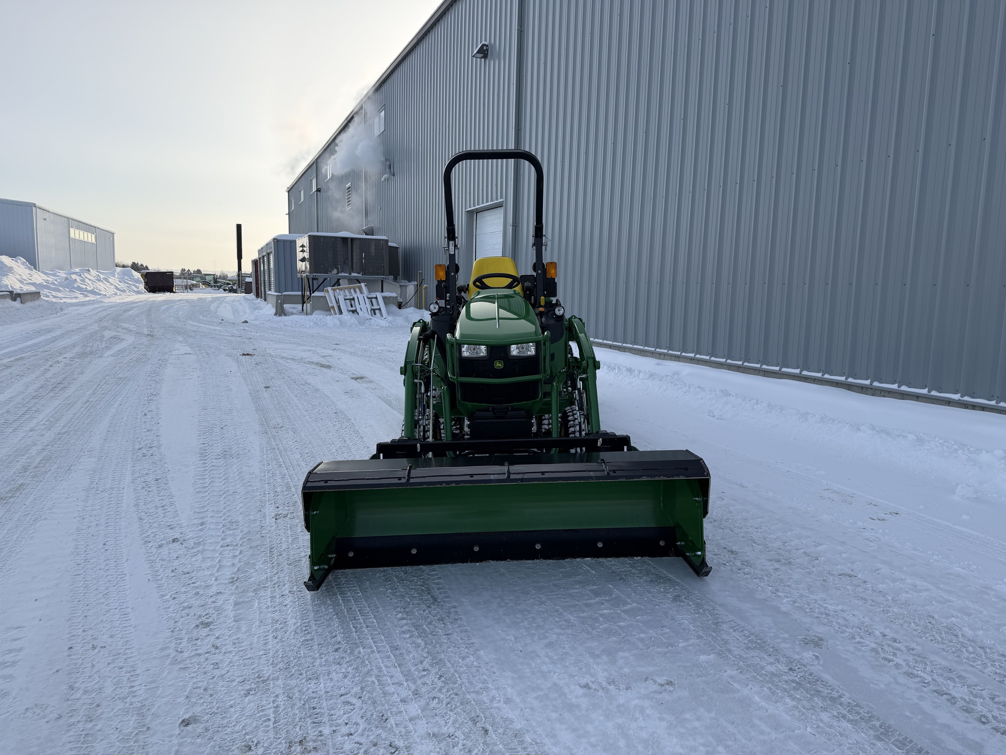 2019 John Deere 2025R Image 3