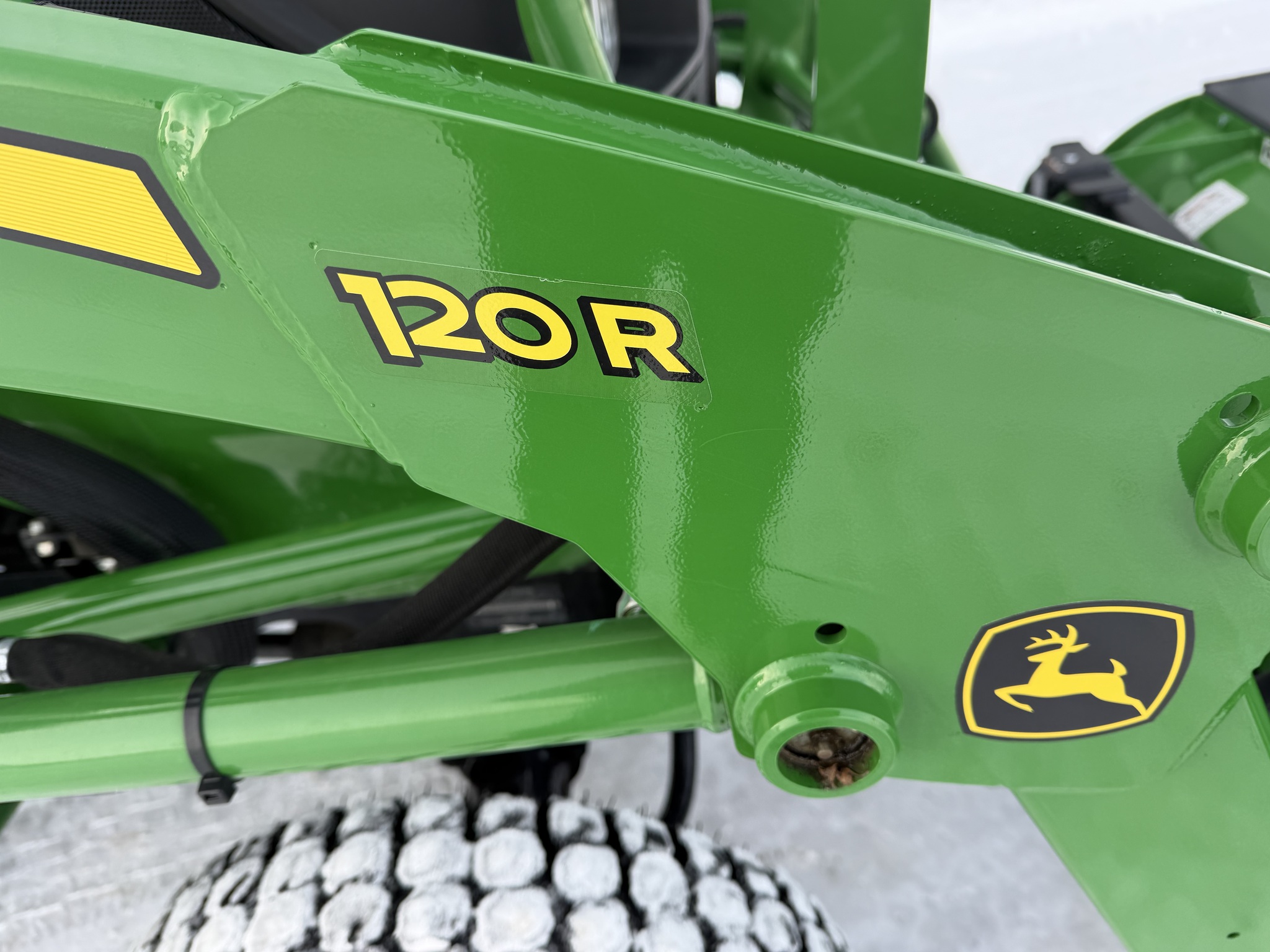 2019 John Deere 2025R Image 10