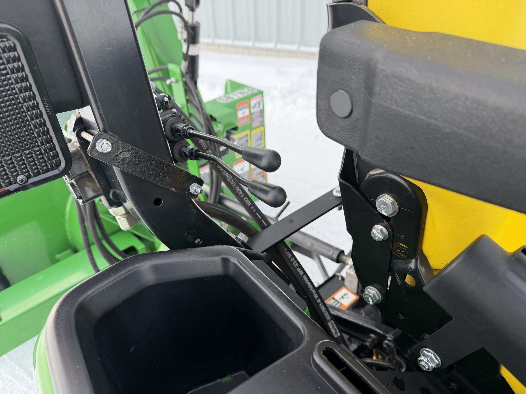 2019 John Deere 2025R Image 15