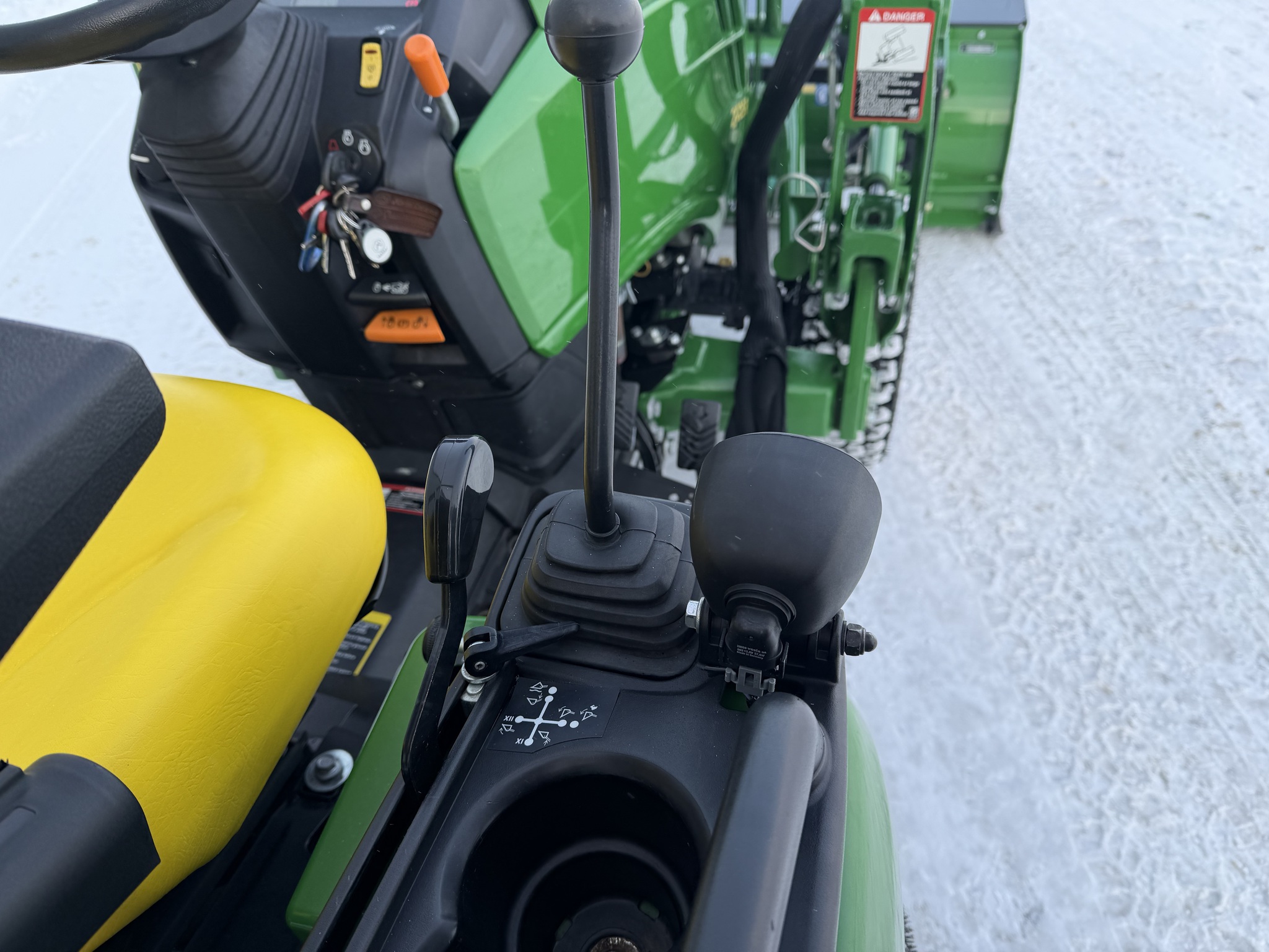 2019 John Deere 2025R Image 16