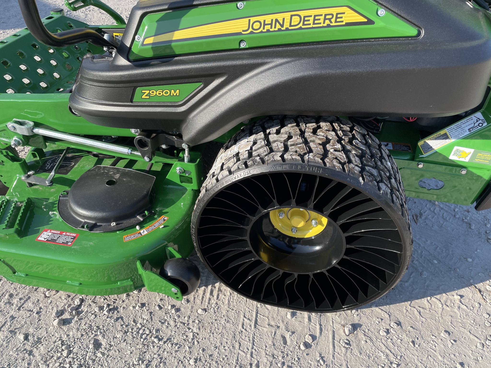 2025 John Deere Z960M Image 3