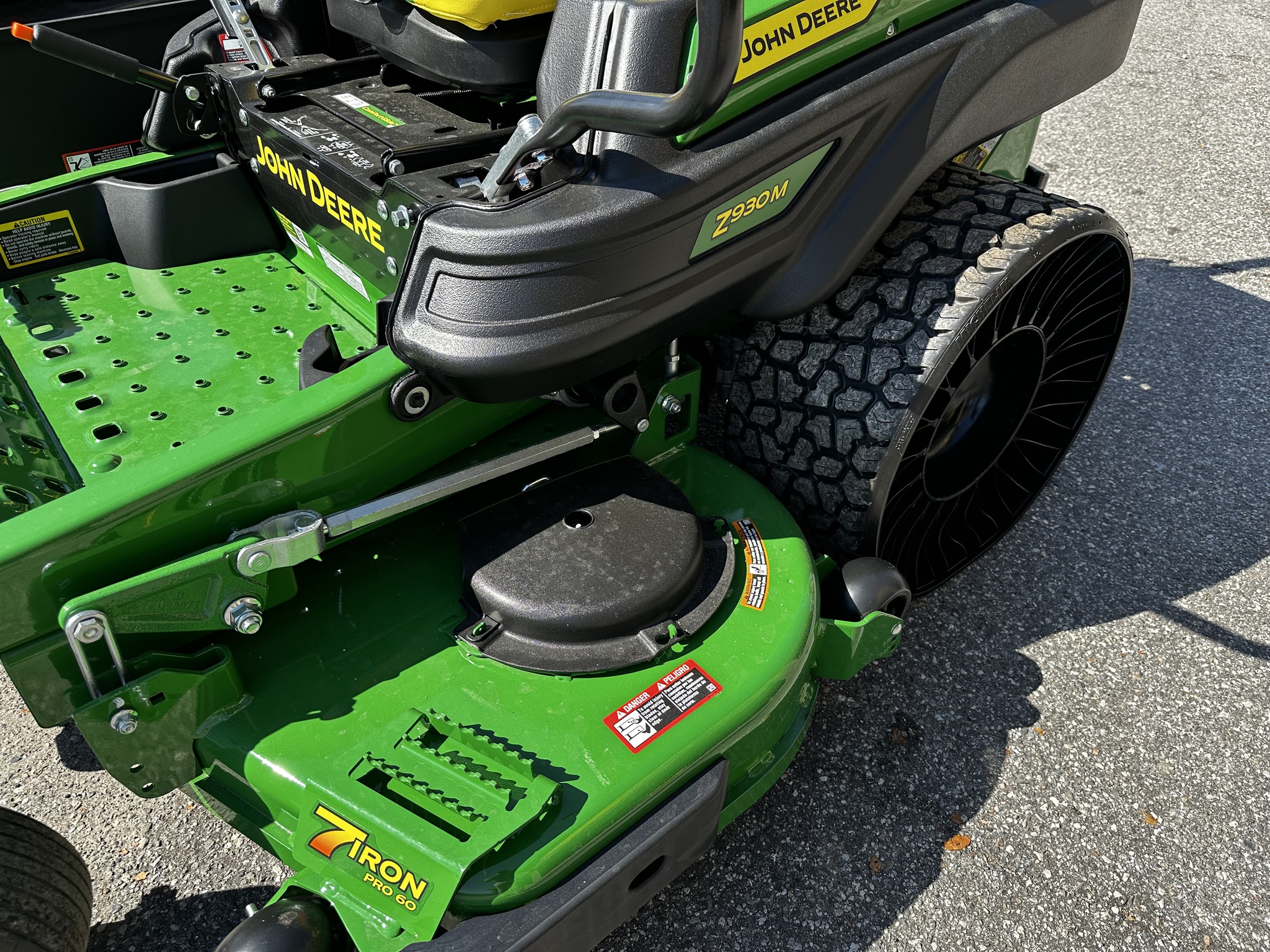 2025 John Deere Z930M Image 7