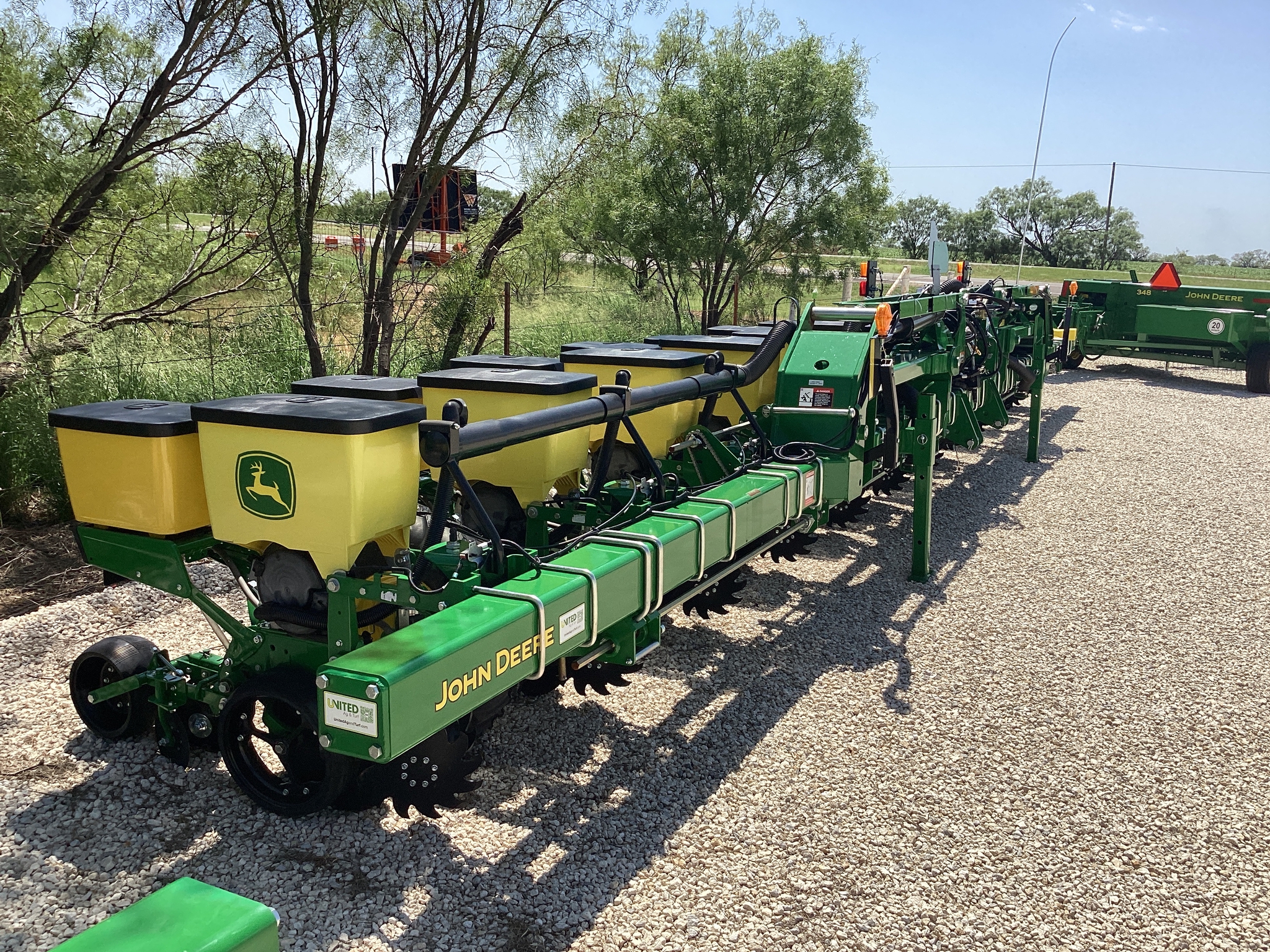John Deere 1725 Image 1