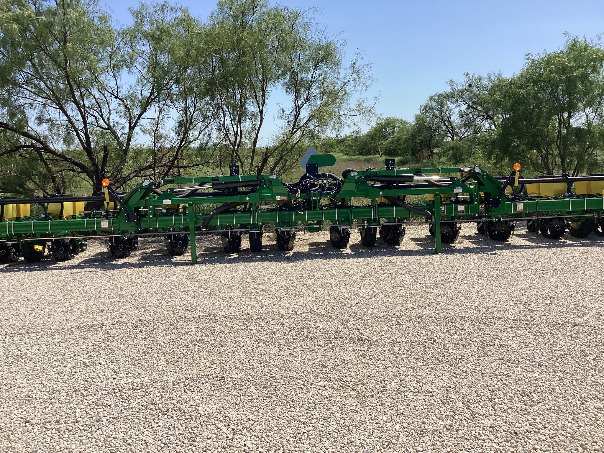 John Deere 1725 Image 2