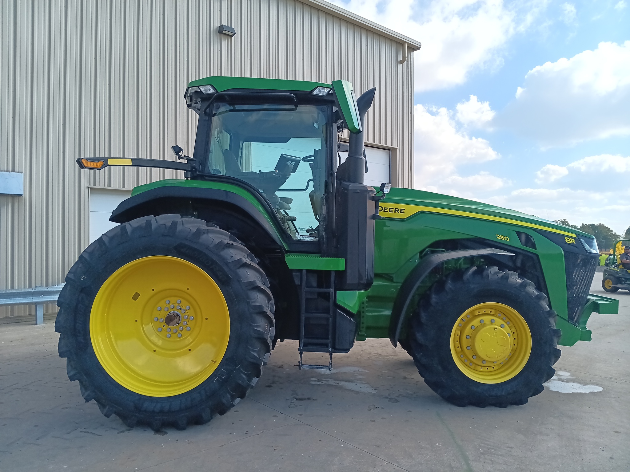 2024 John Deere 8R 250 Image 2