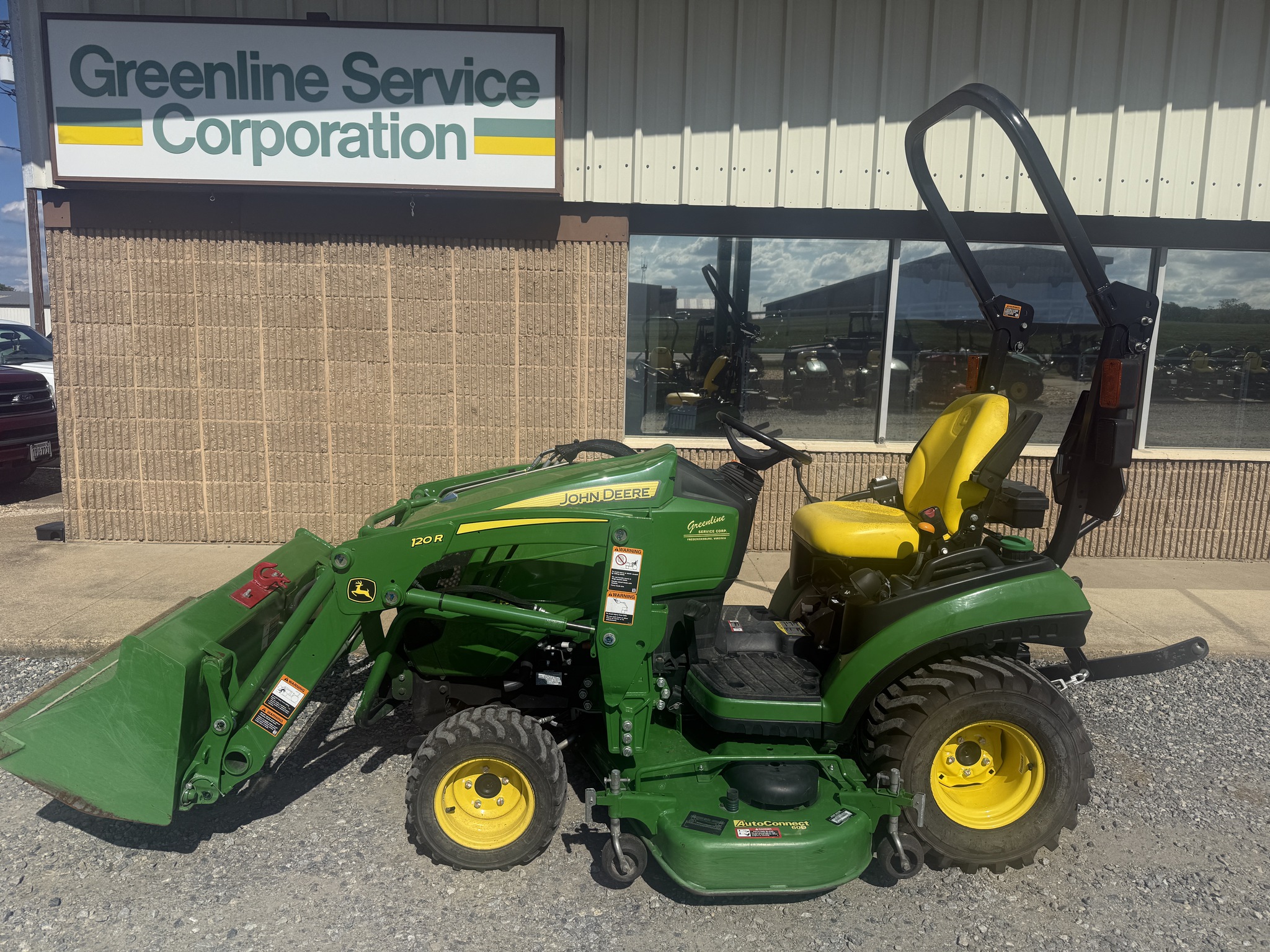 2017 John Deere 1025R Image 1