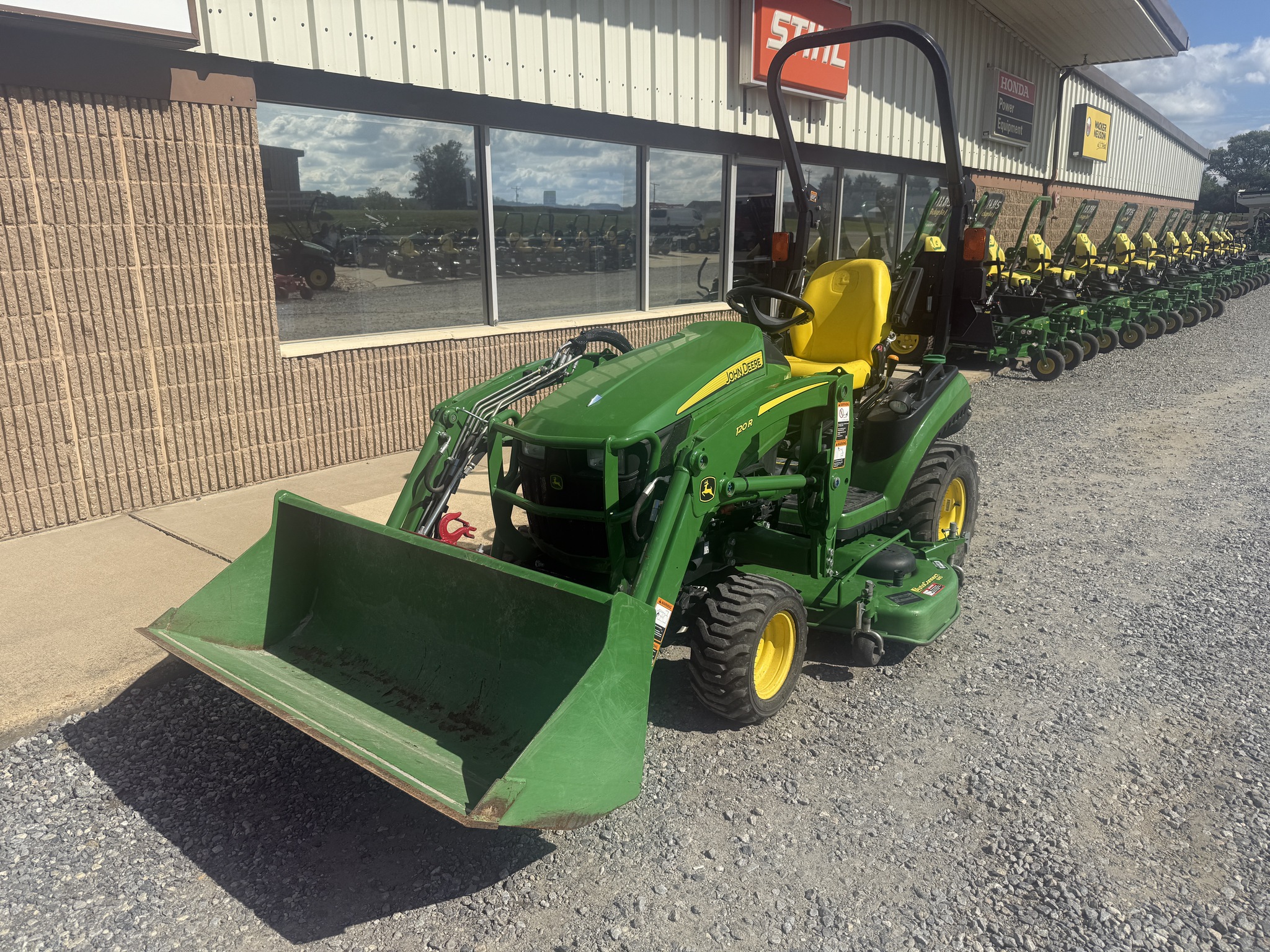 2017 John Deere 1025R Image 5