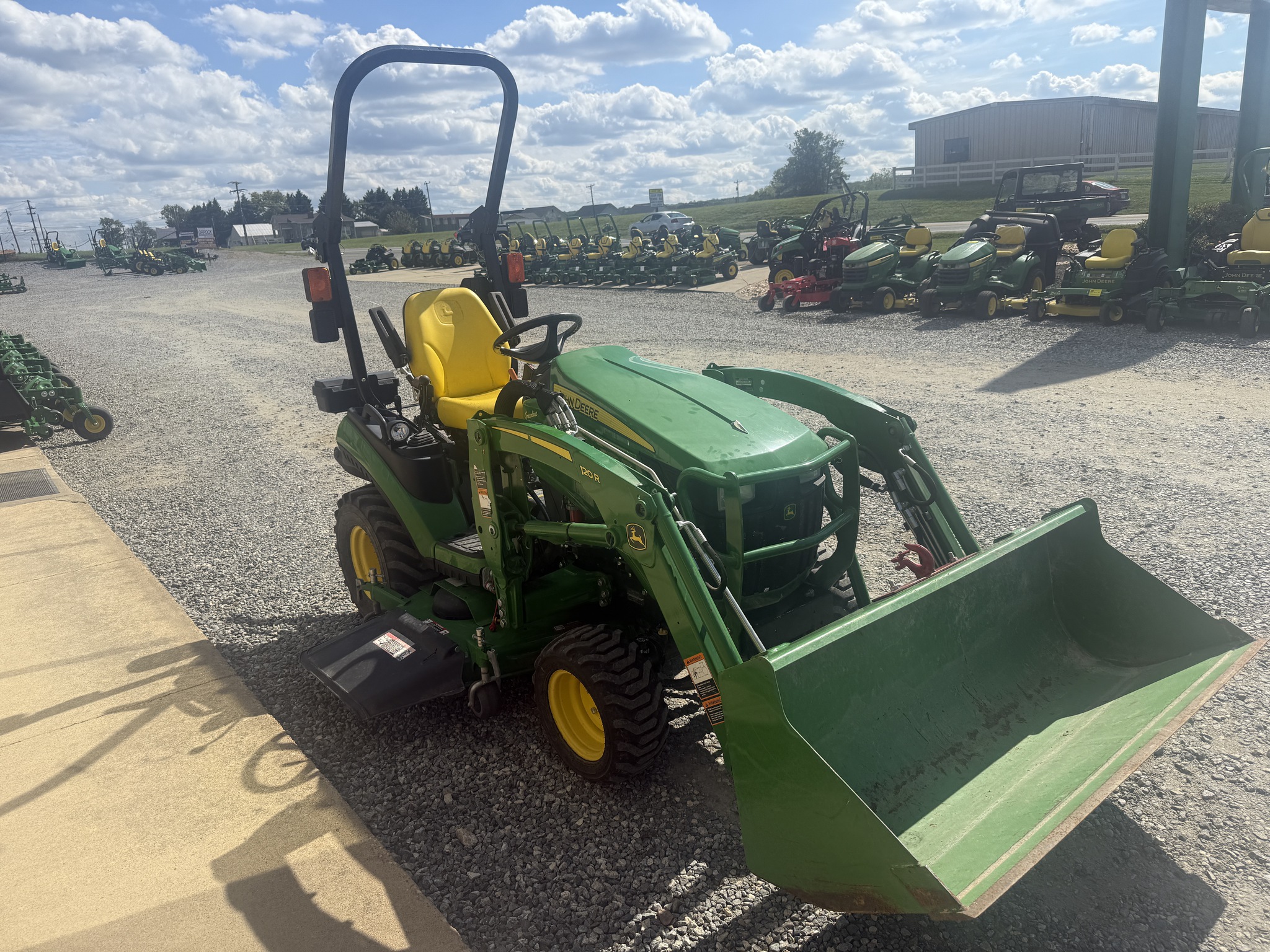 2017 John Deere 1025R Image 4