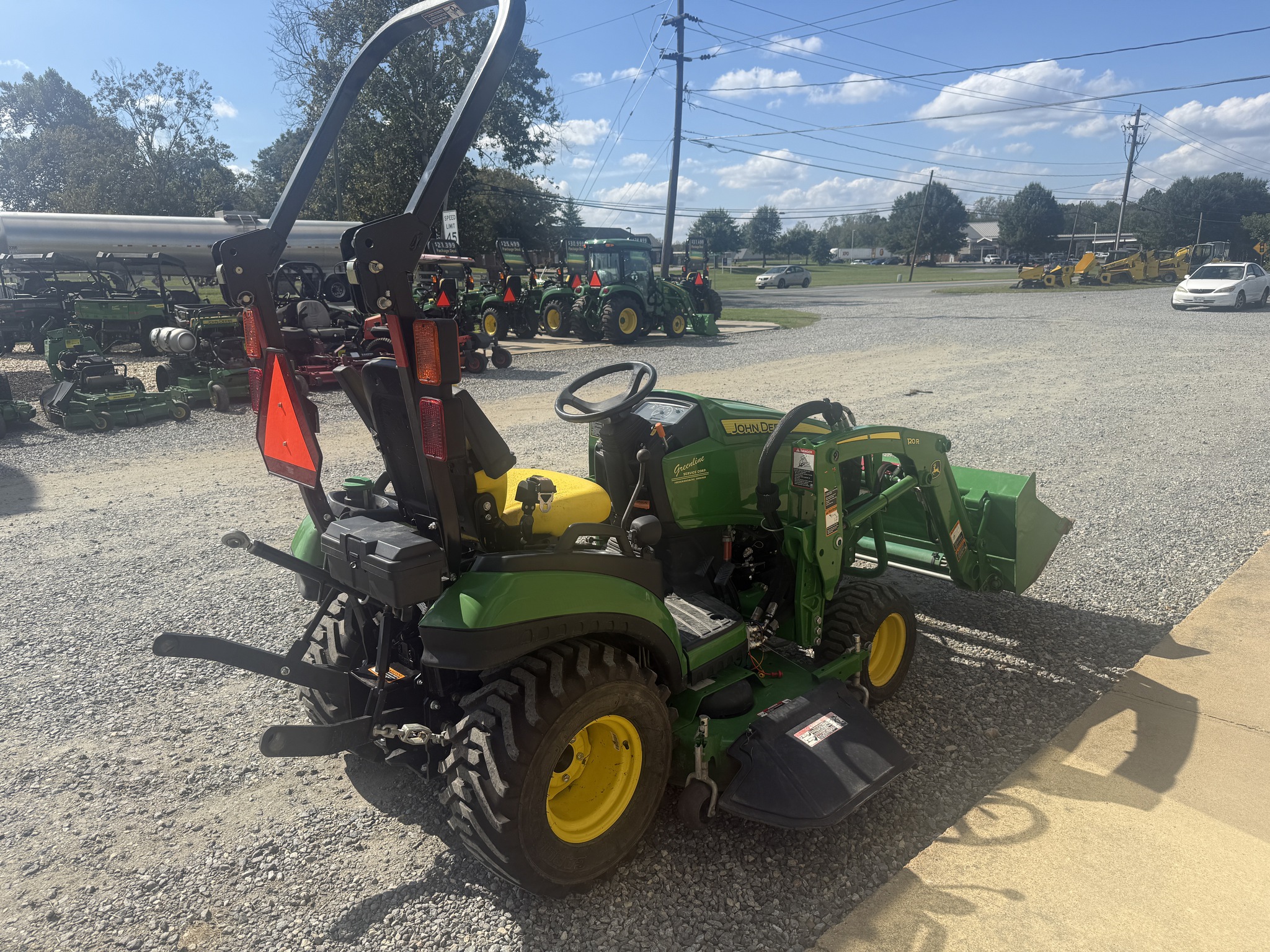 2017 John Deere 1025R Image 2