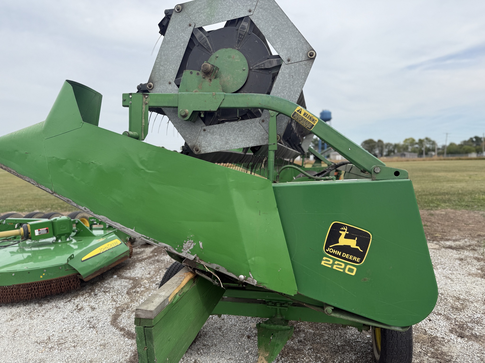 John Deere 220F Image 2