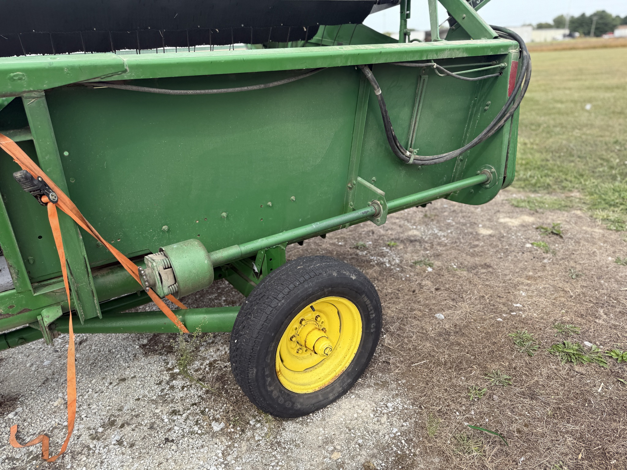 John Deere 220F Image 4