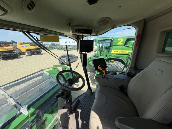 Used 2019 John Deere S780 Combines at Horizon Ag & Turf in Lloydminster, AB - Photo17