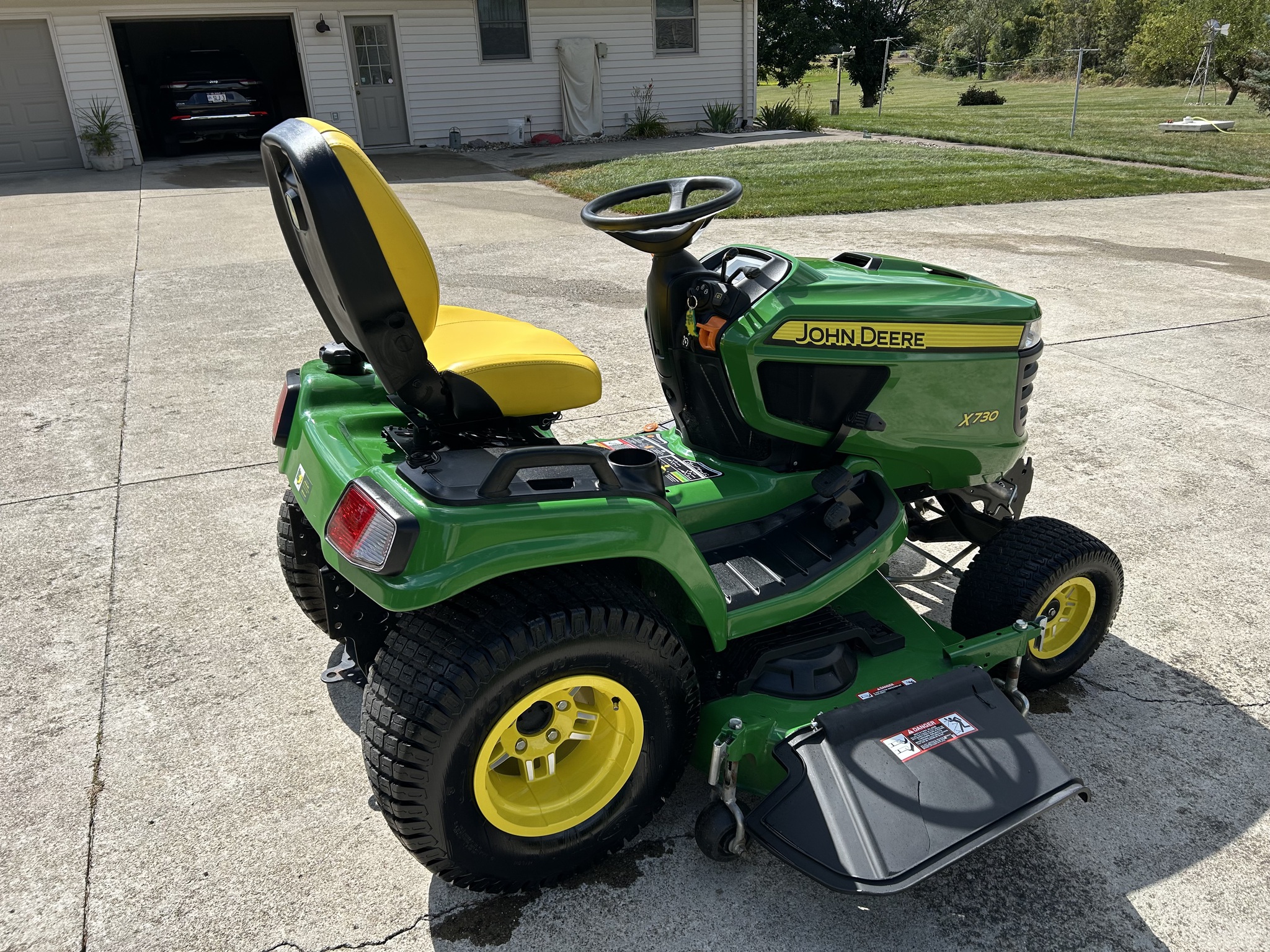 2023 John Deere X730 Image 4