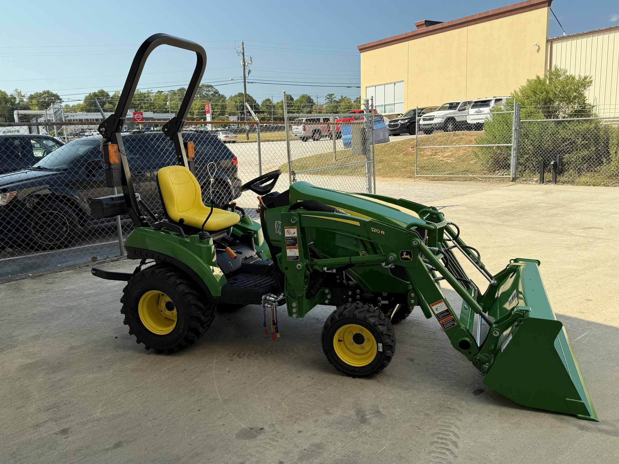 2025 John Deere 1023E Image 3