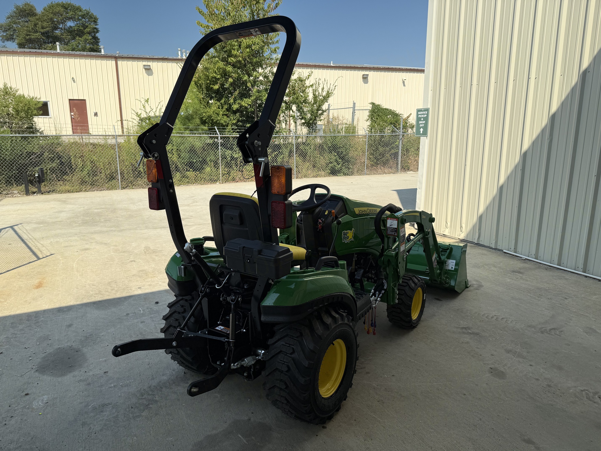 2025 John Deere 1023E Image 4