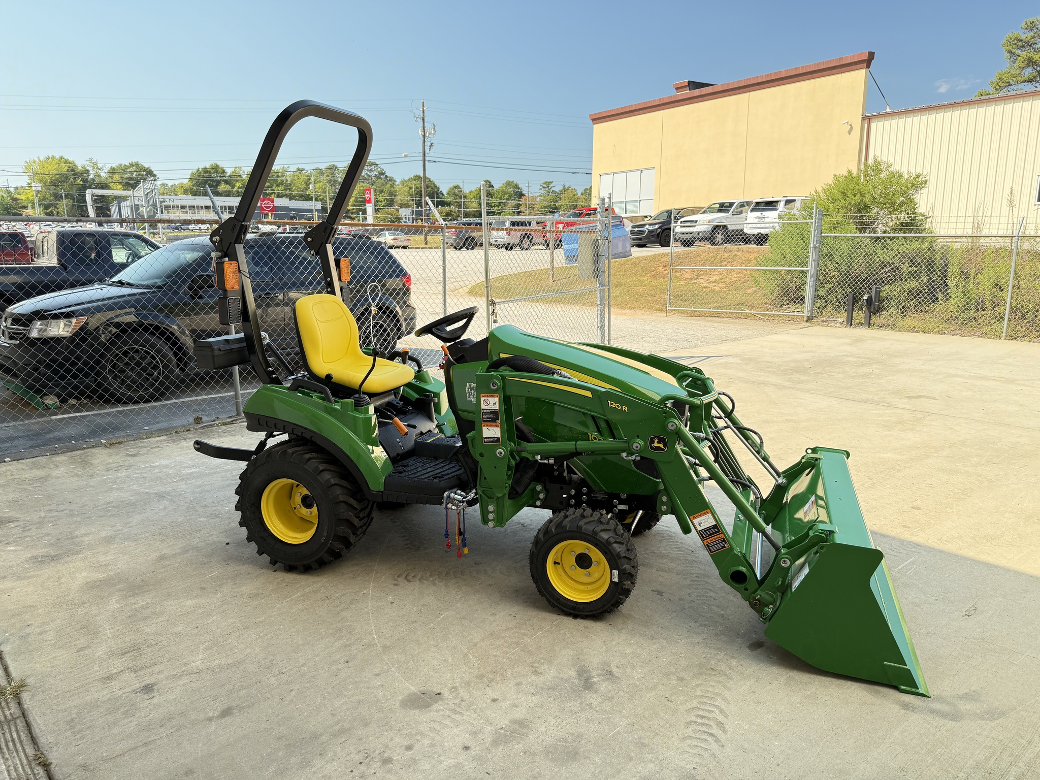 2025 John Deere 1023E Image 9