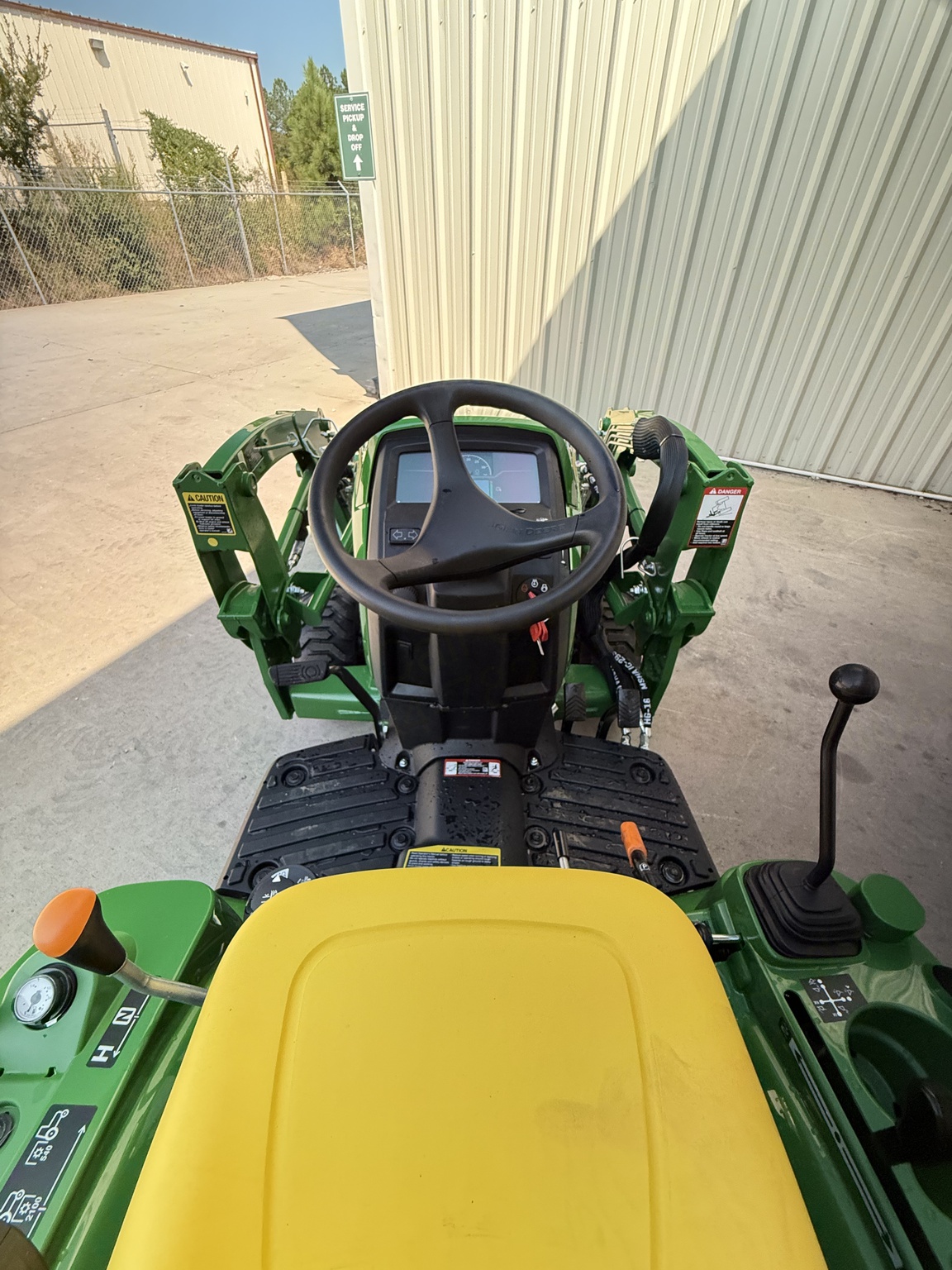 2025 John Deere 1023E Image 6