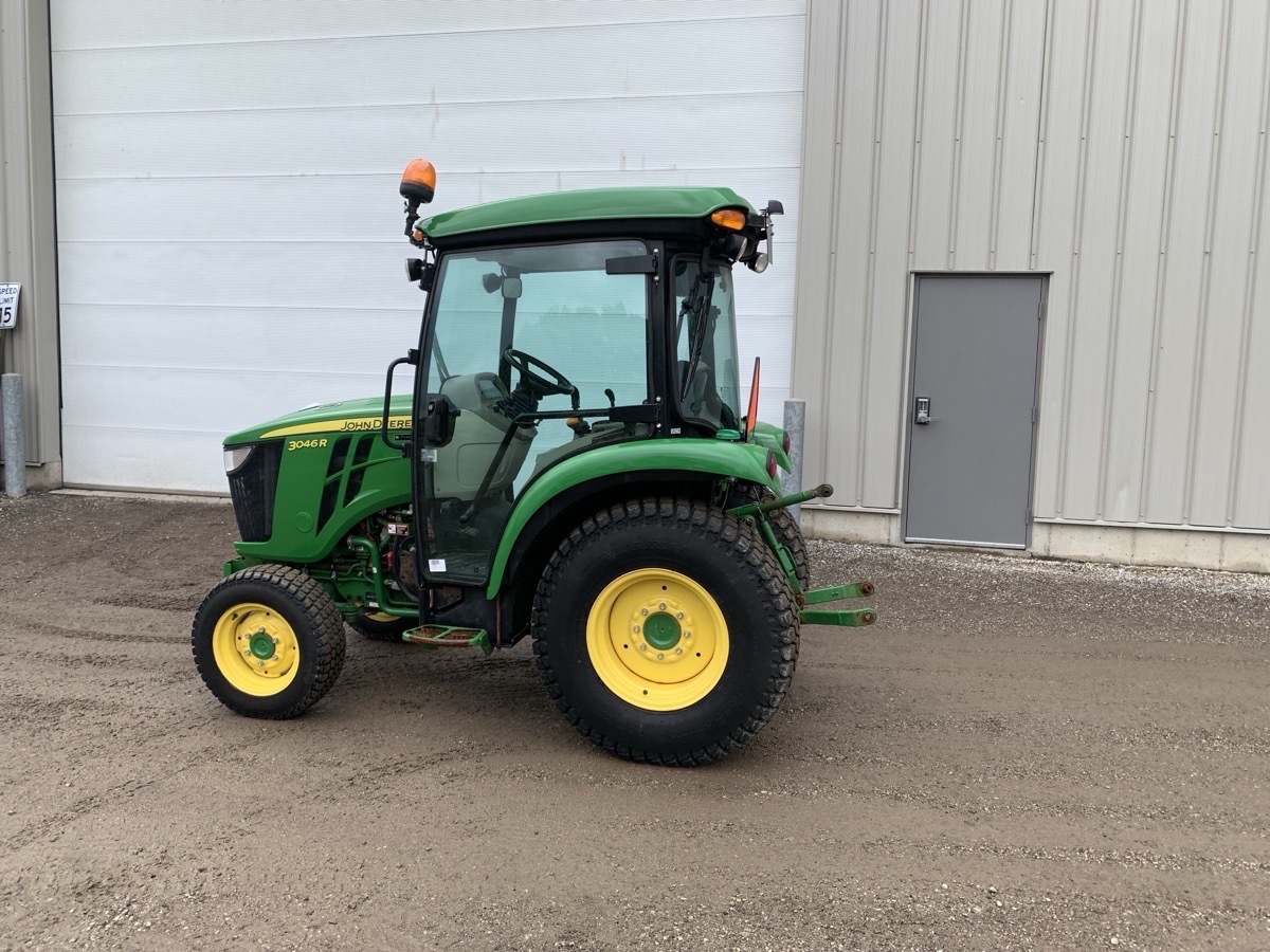 2021 John Deere 3046R Image 2