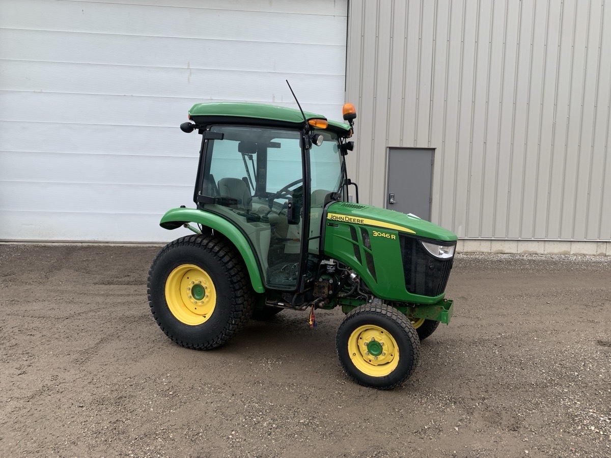 2021 John Deere 3046R Image 3