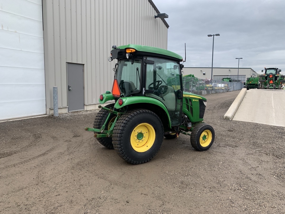2021 John Deere 3046R Image 4