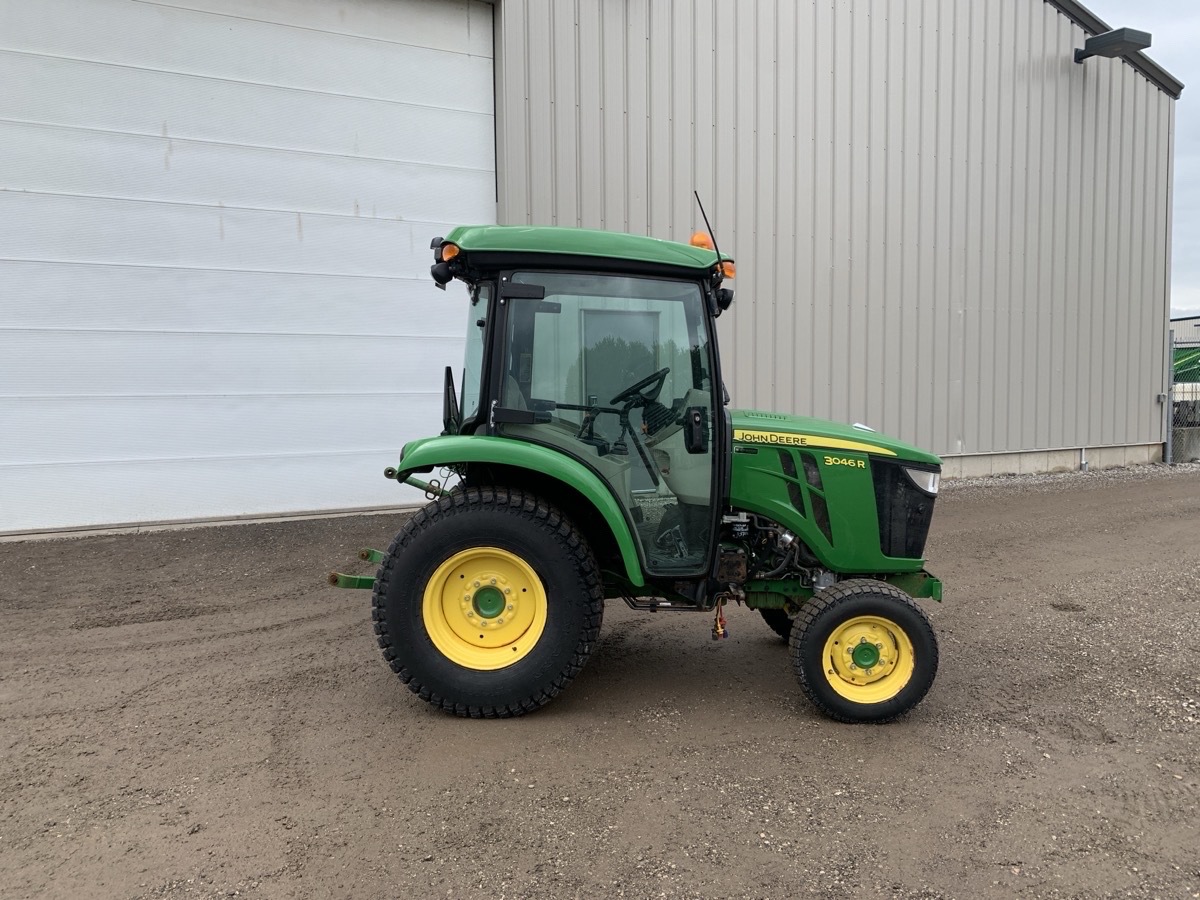 2021 John Deere 3046R Image 5