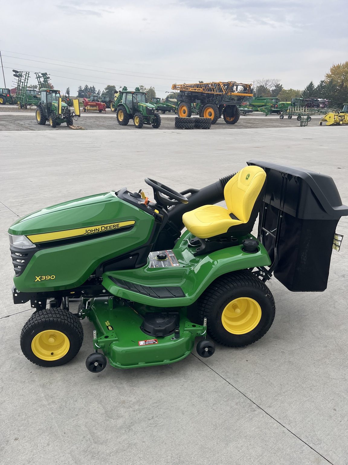 2024 John Deere X390 Image 5
