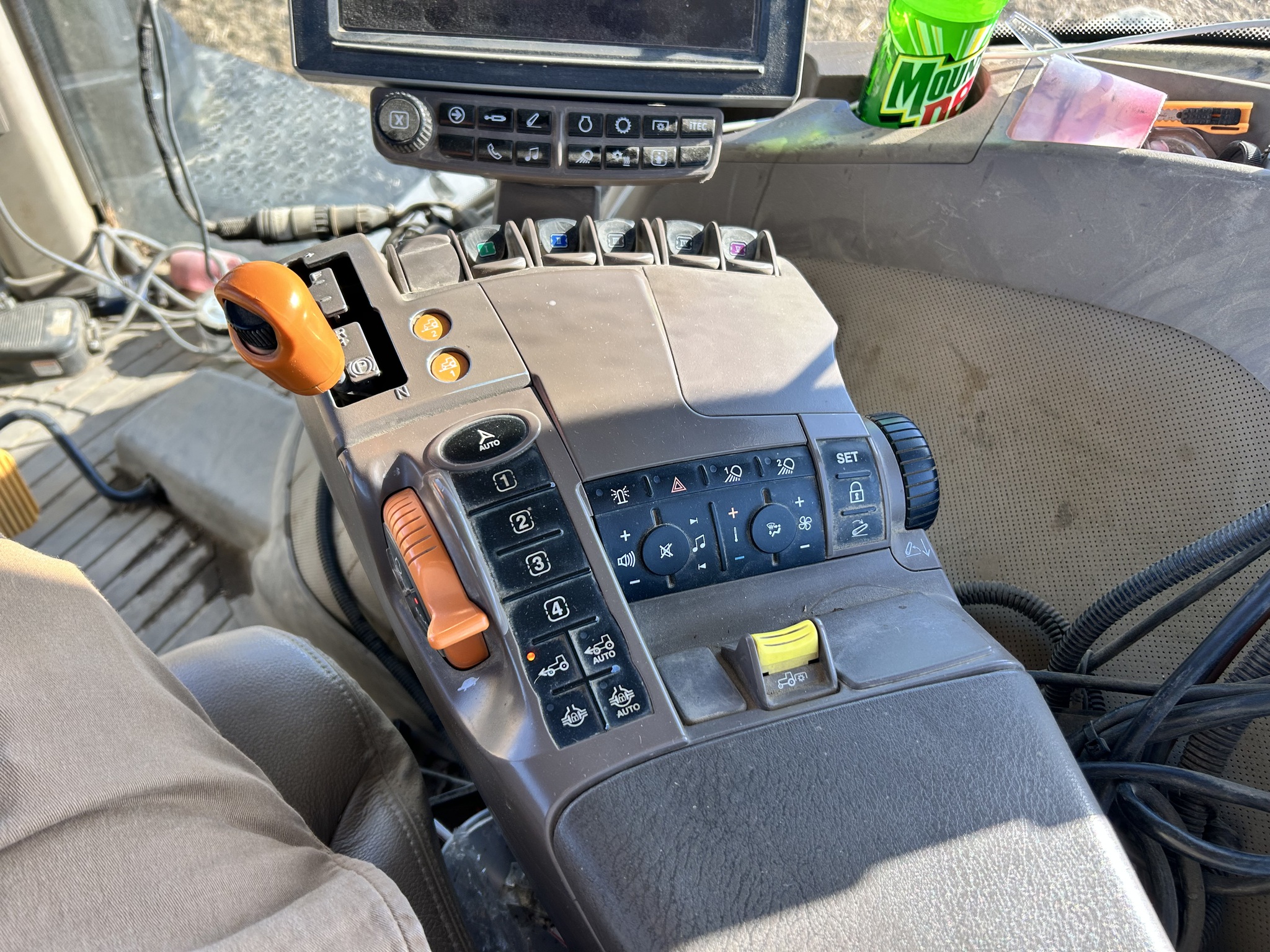 2019 John Deere 8320R Image 16