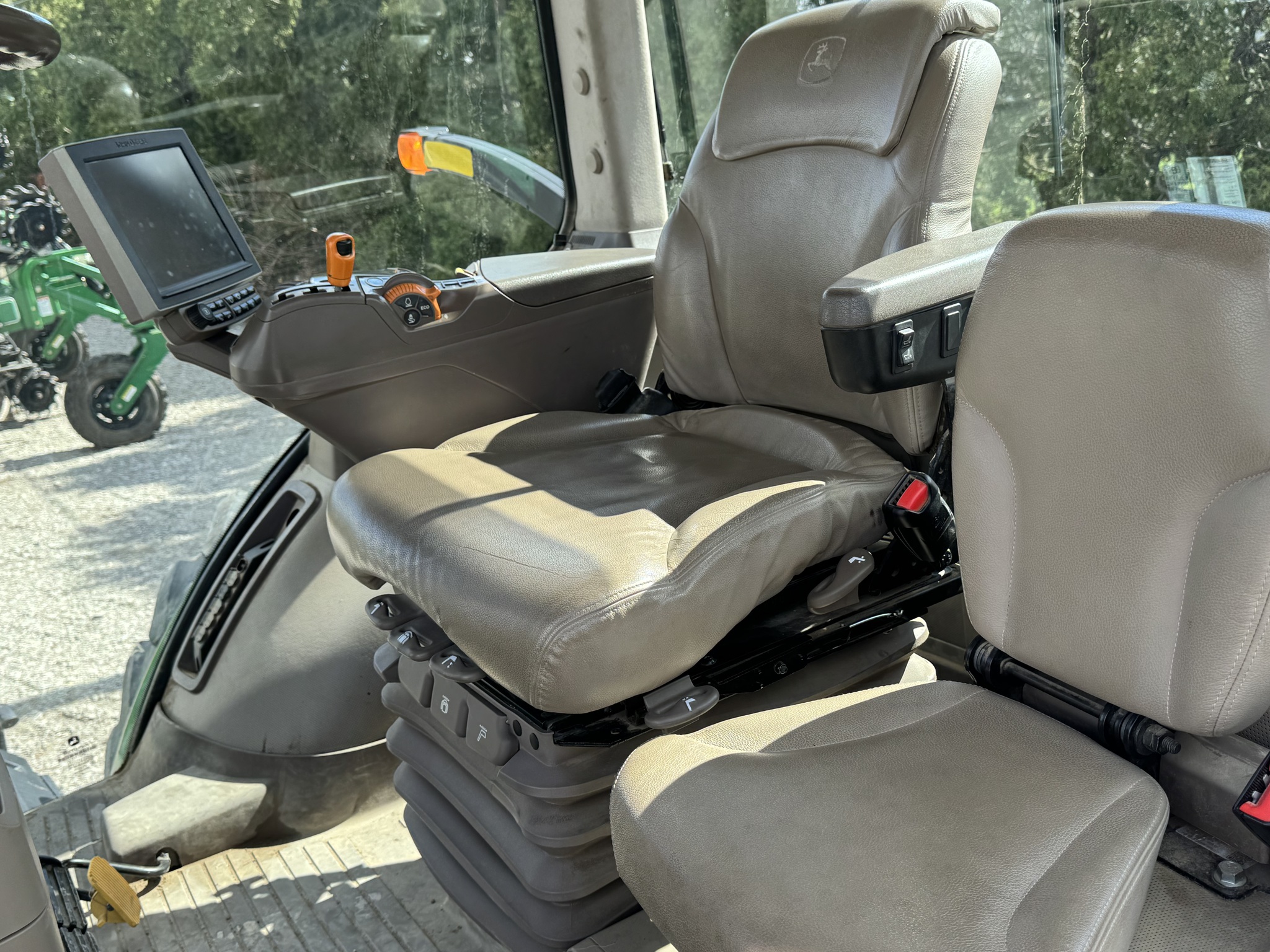 2019 John Deere 8320R Image 6