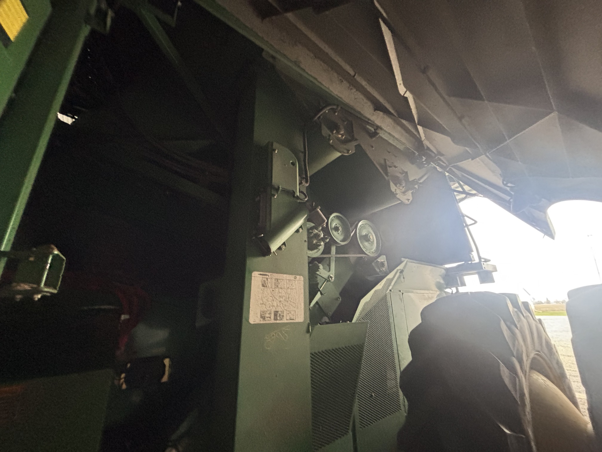 2013 John Deere S670 Image 16