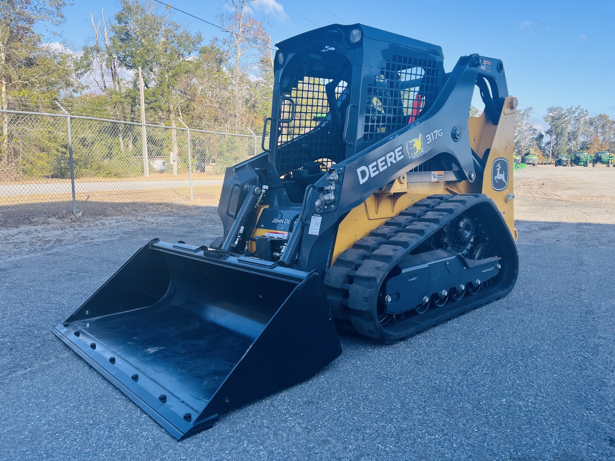 John Deere 317G Image 1