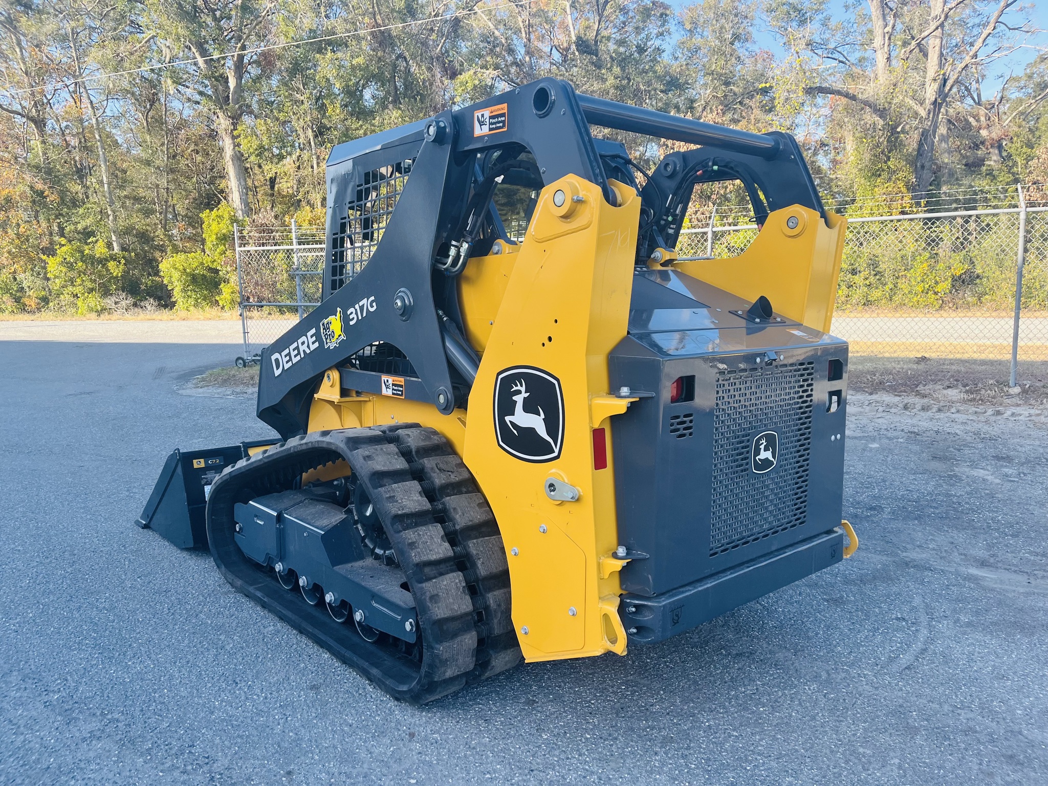 John Deere 317G Image 4