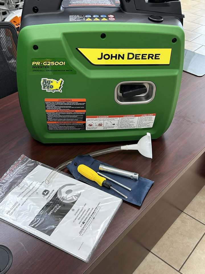 John Deere PR-G2500I: 2500 Watt Inverter Generator Image 1