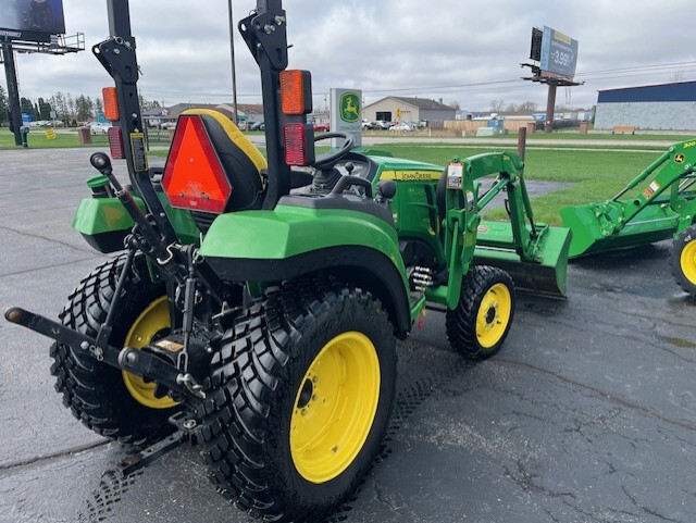 2018 John Deere 2038R Image 4