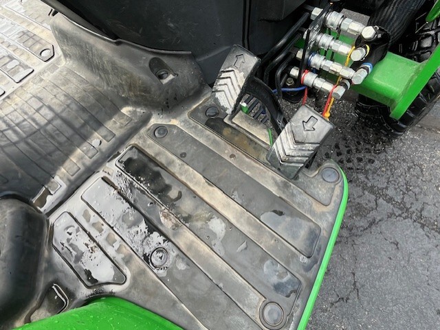 2018 John Deere 2038R Image 9
