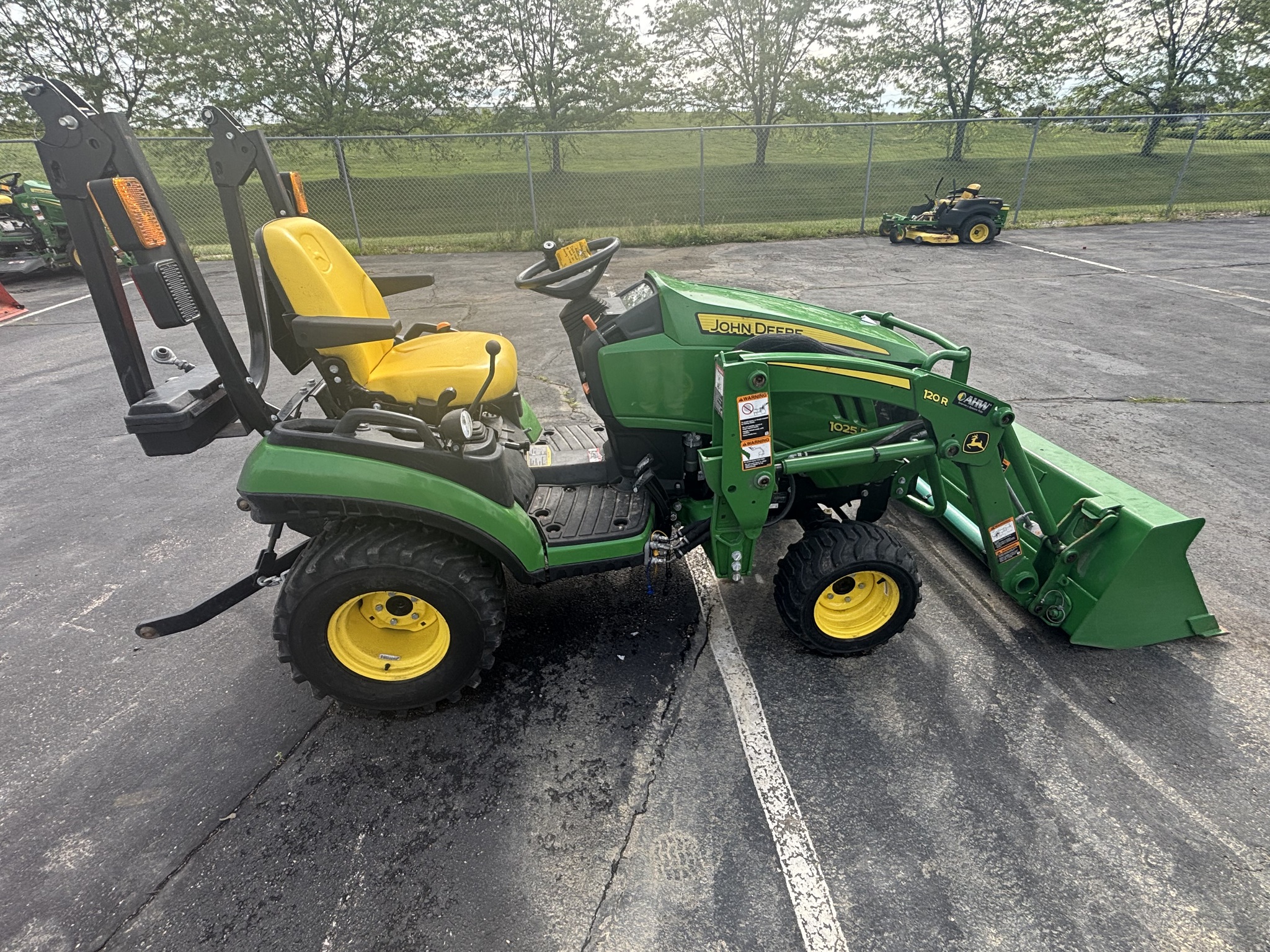 Used 2019 John Deere 1025R Compact Utility Tractors at Koenig Equipment in Tipp City, OH - PhotoXL0