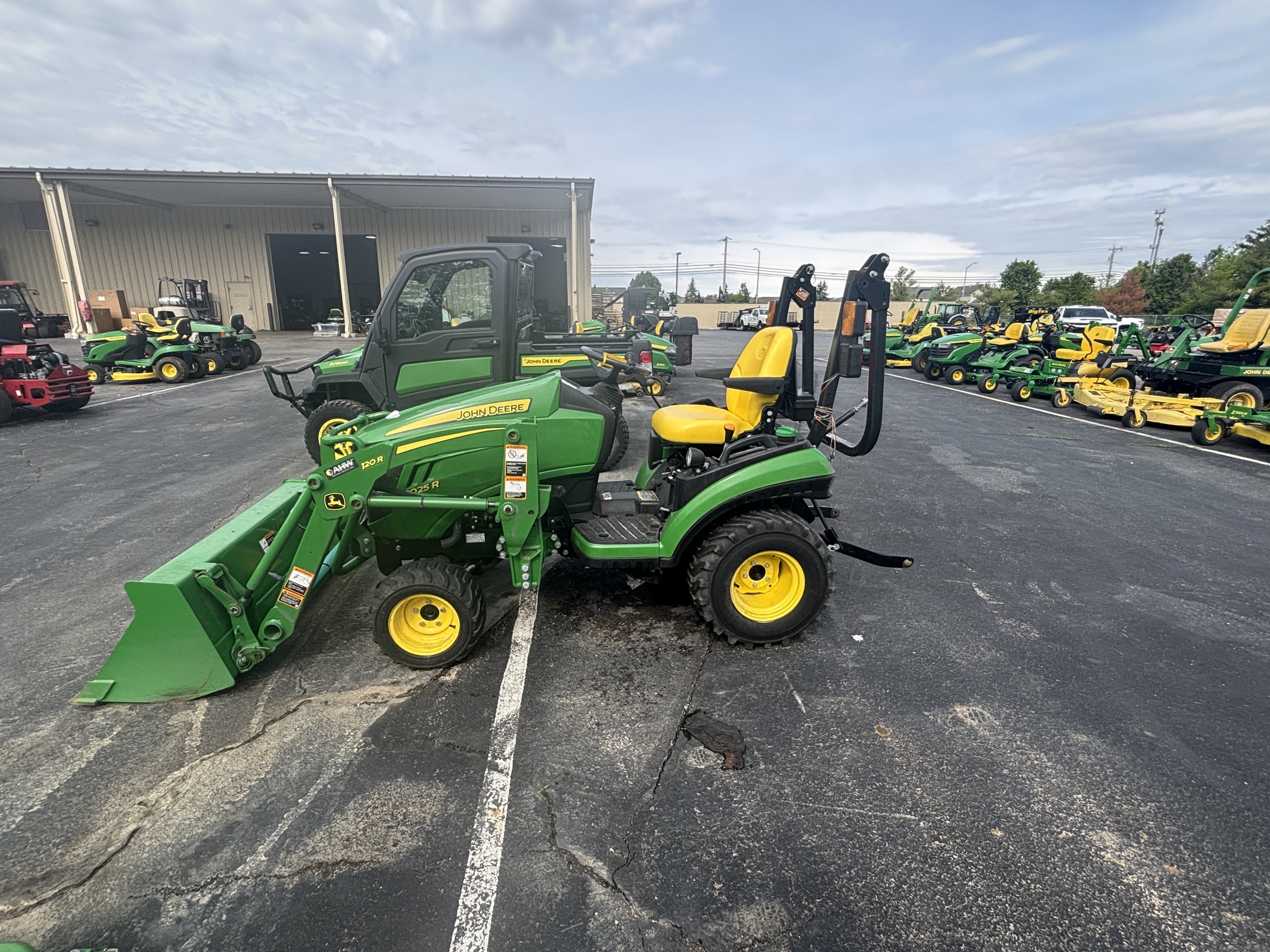 Used 2019 John Deere 1025R Compact Utility Tractors at Koenig Equipment in Tipp City, OH - PhotoXL4
