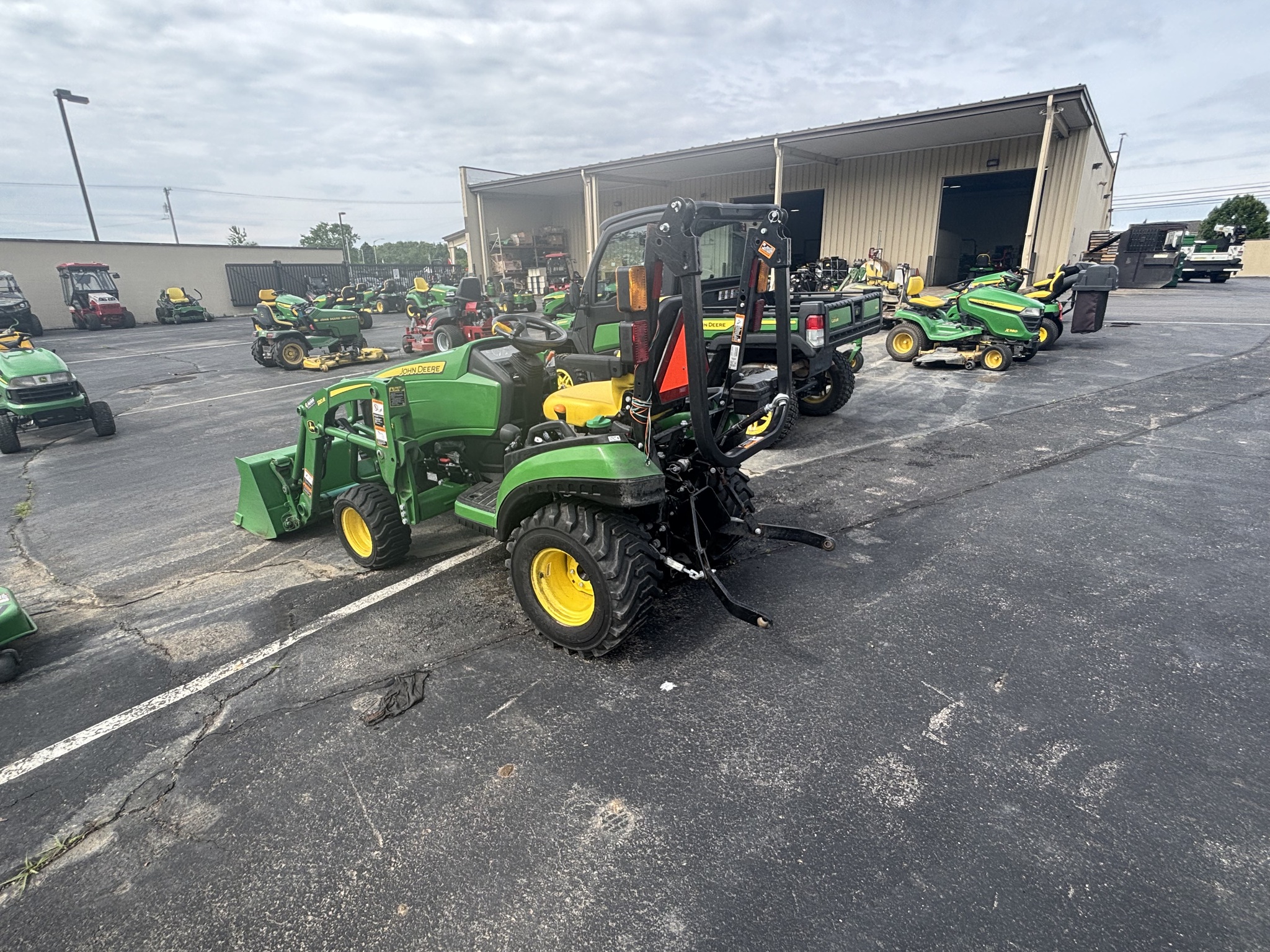 Used 2019 John Deere 1025R Compact Utility Tractors at Koenig Equipment in Tipp City, OH - PhotoXL5