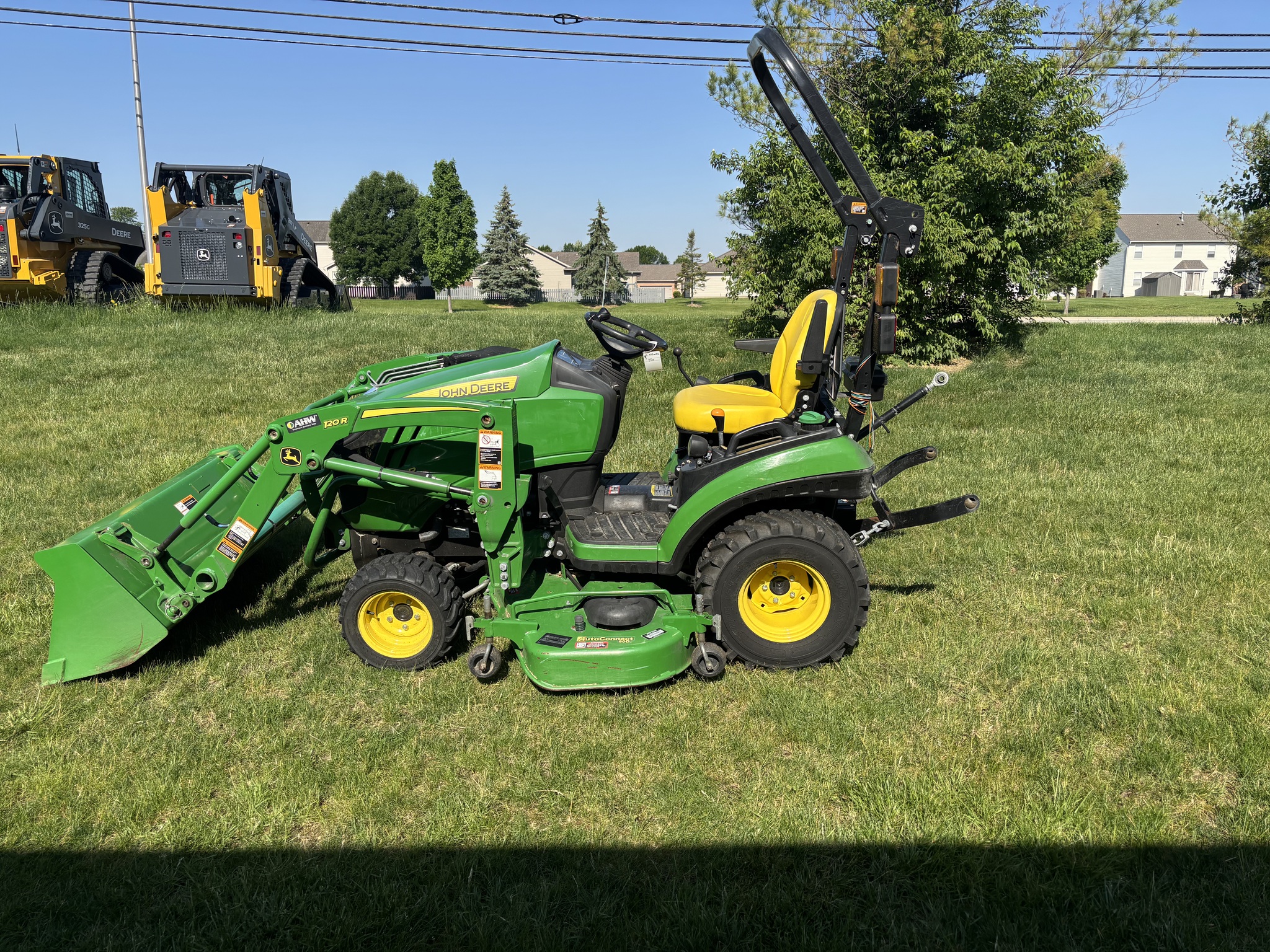Used 2019 John Deere 1025R Compact Utility Tractors at Koenig Equipment in Tipp City, OH - PhotoXL3