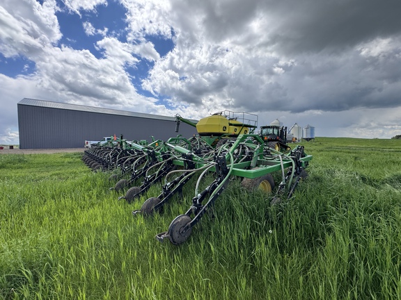 Used 2017 John Deere 1870 Air Drills and Seeders at Horizon Ag & Turf in Vermilion, AB - Photo17