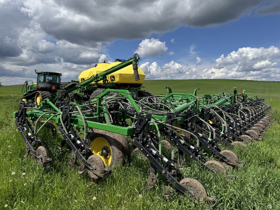 Used 2017 John Deere 1870 Air Drills and Seeders at Horizon Ag & Turf in Vermilion, AB - Photo26